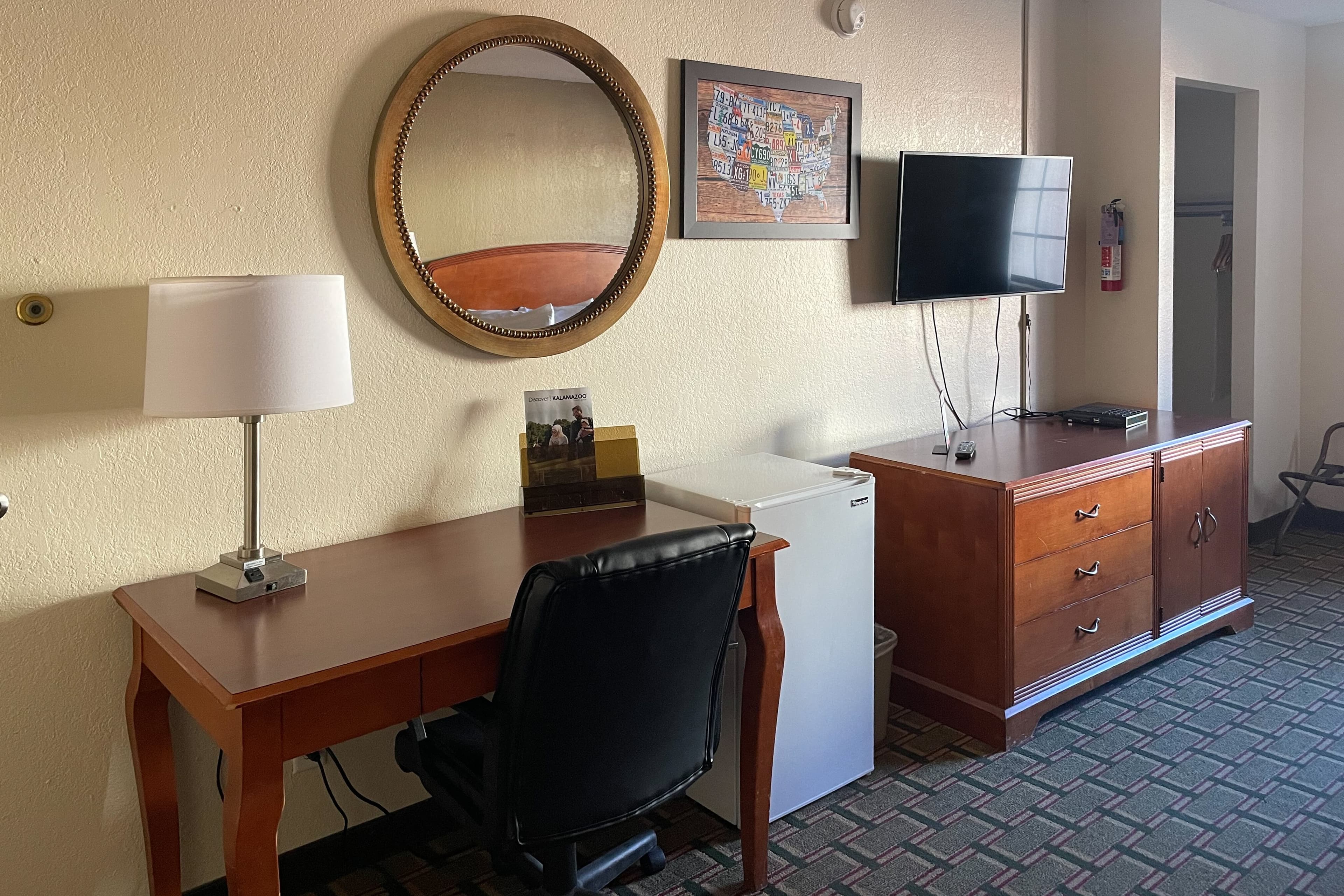 Econo Lodge Kalamazoo near Wings Stadium — 7