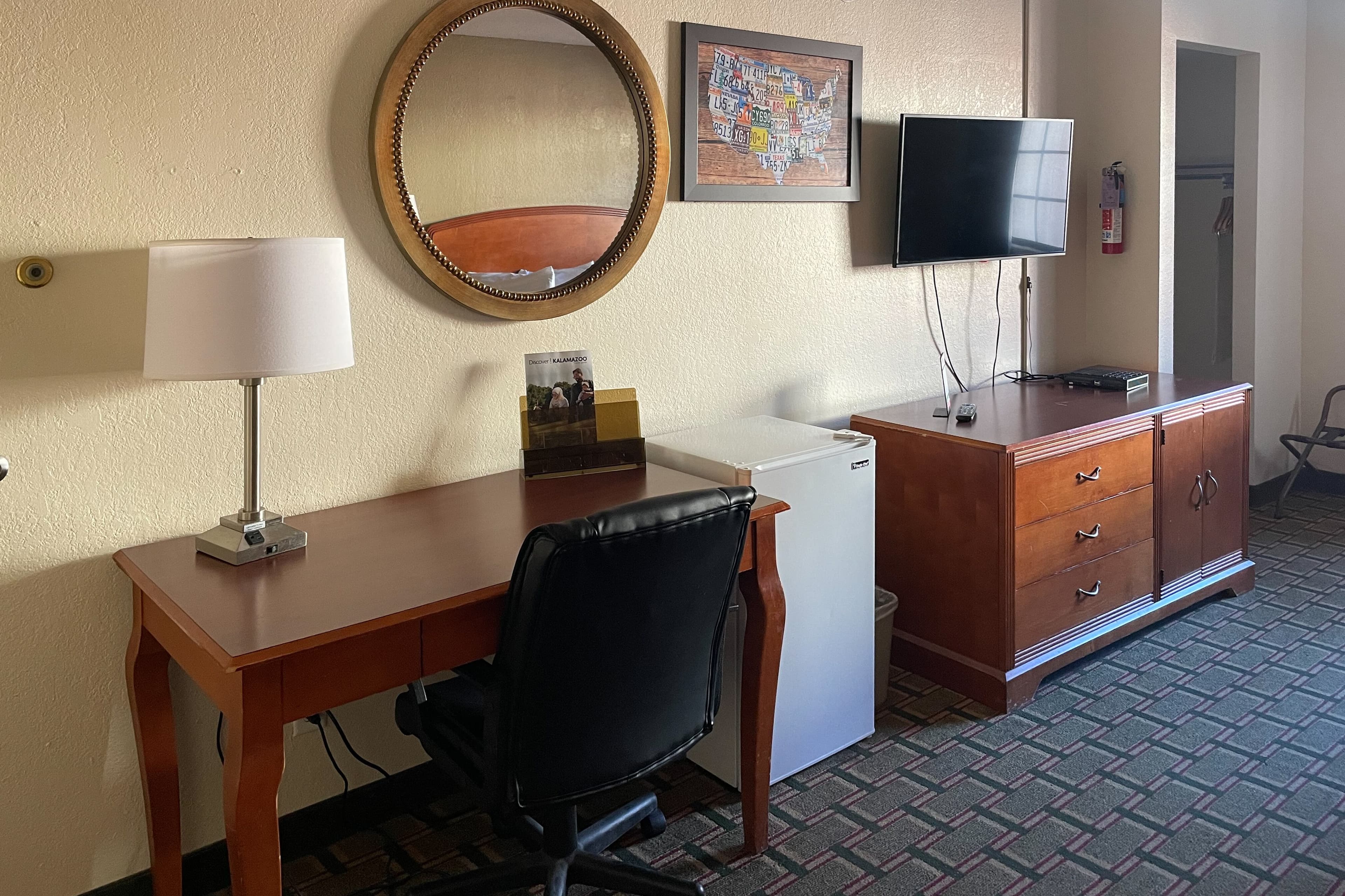 Econo Lodge Kalamazoo near Wings Stadium — 6