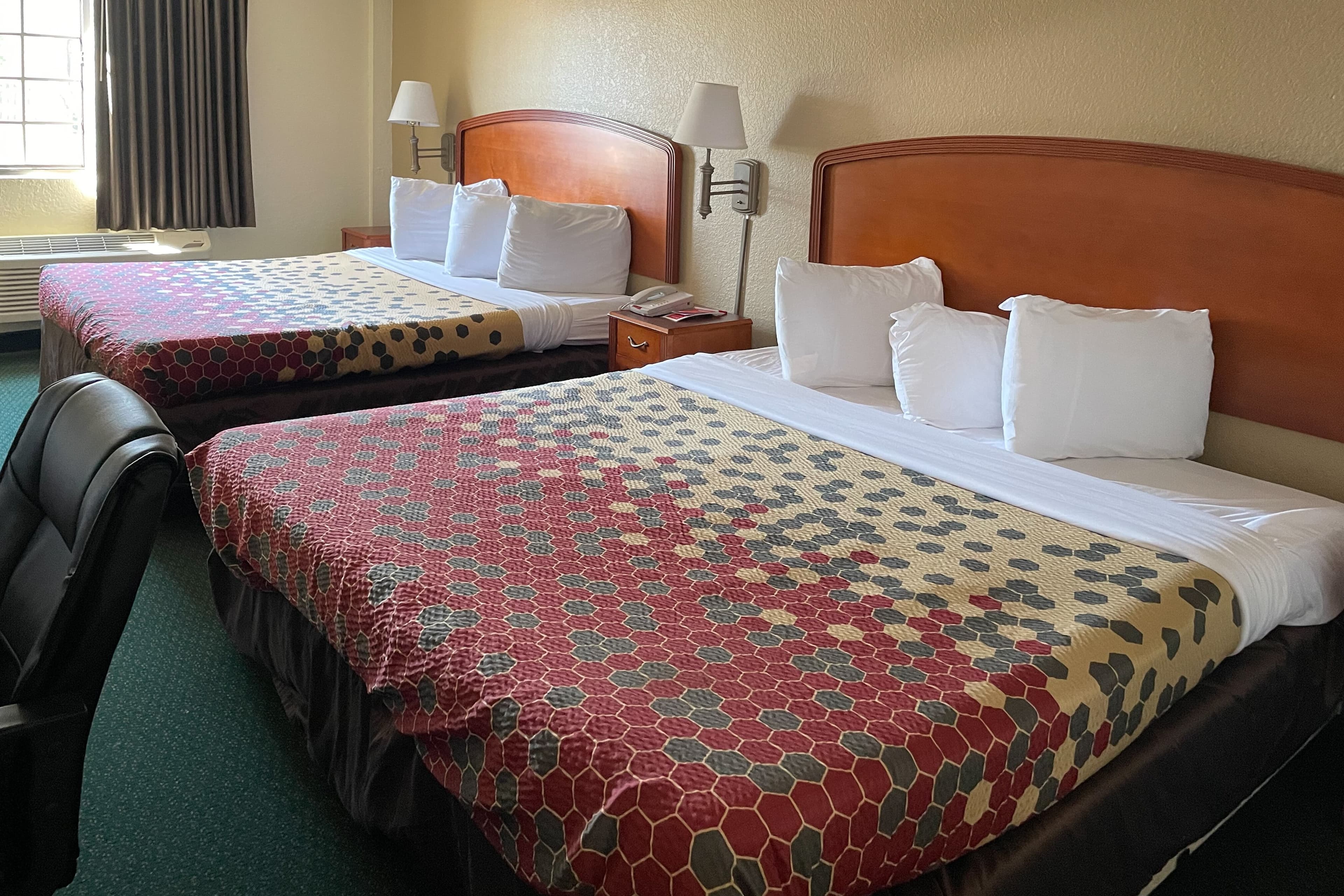 Econo Lodge Kalamazoo near Wings Stadium - Image 4