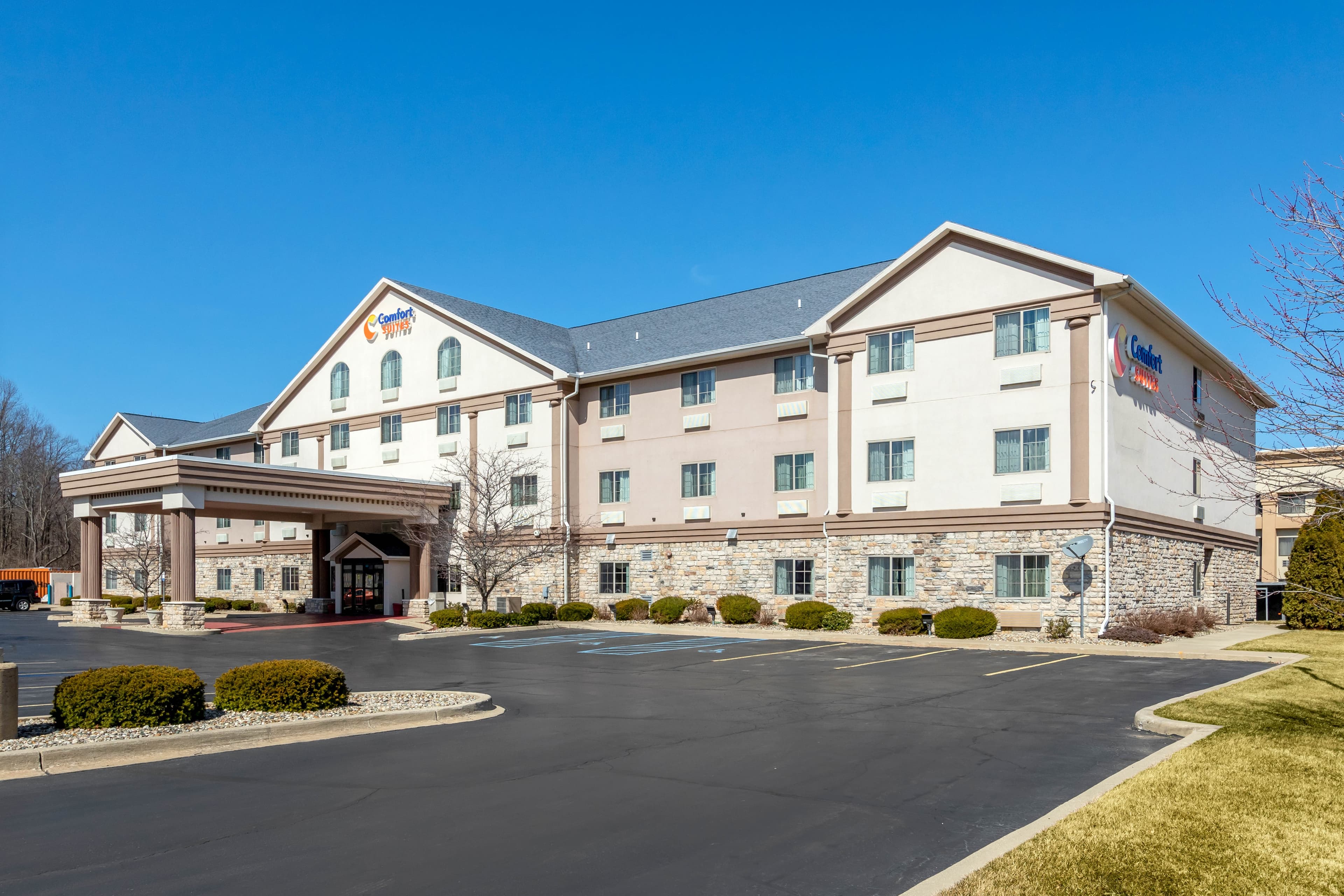 Comfort Suites Stevensville - St. Joseph - Image 1