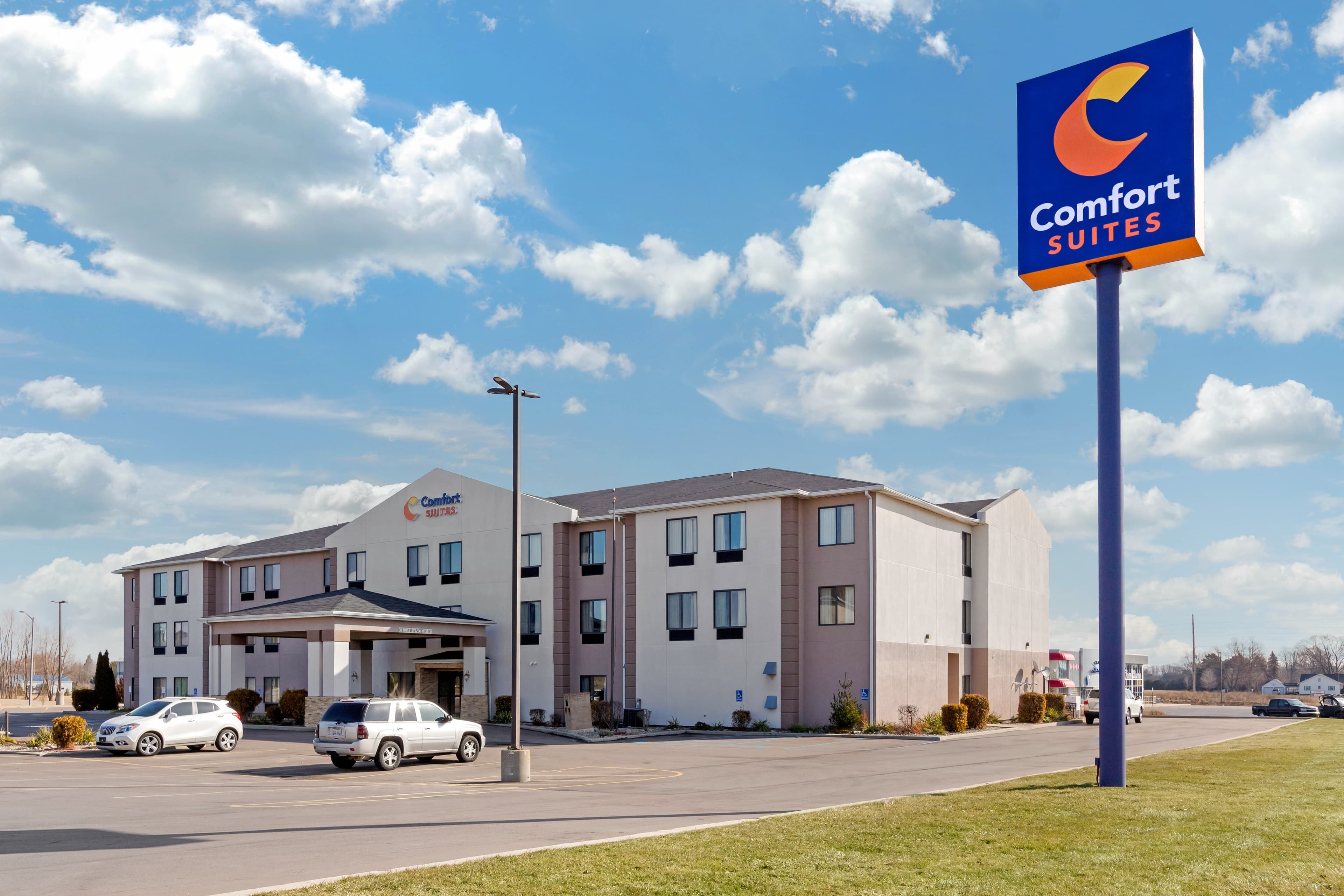 Comfort Suites South Haven near I-96 - Image 1