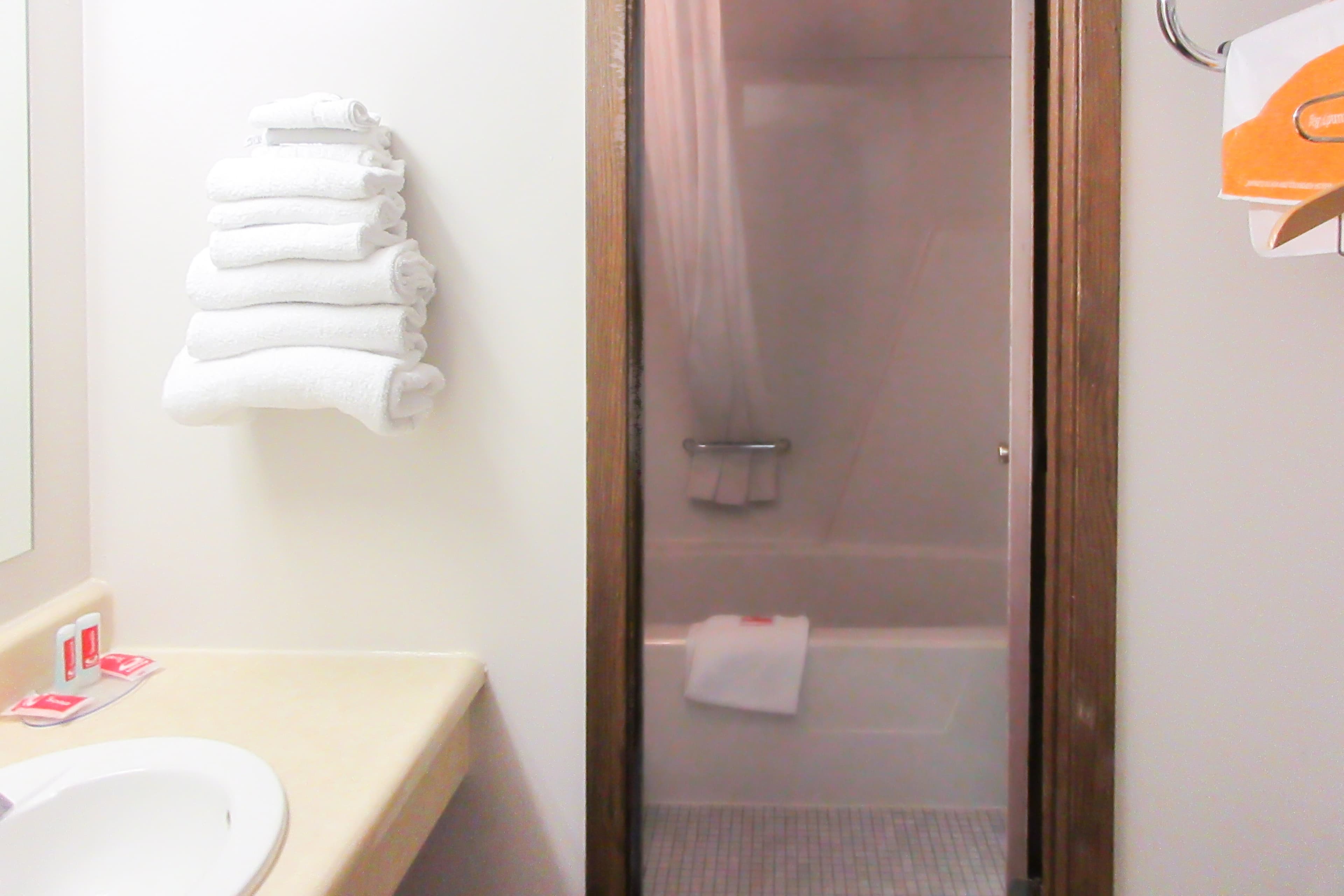 Econo Lodge Inn & Suites Escanaba North — 9