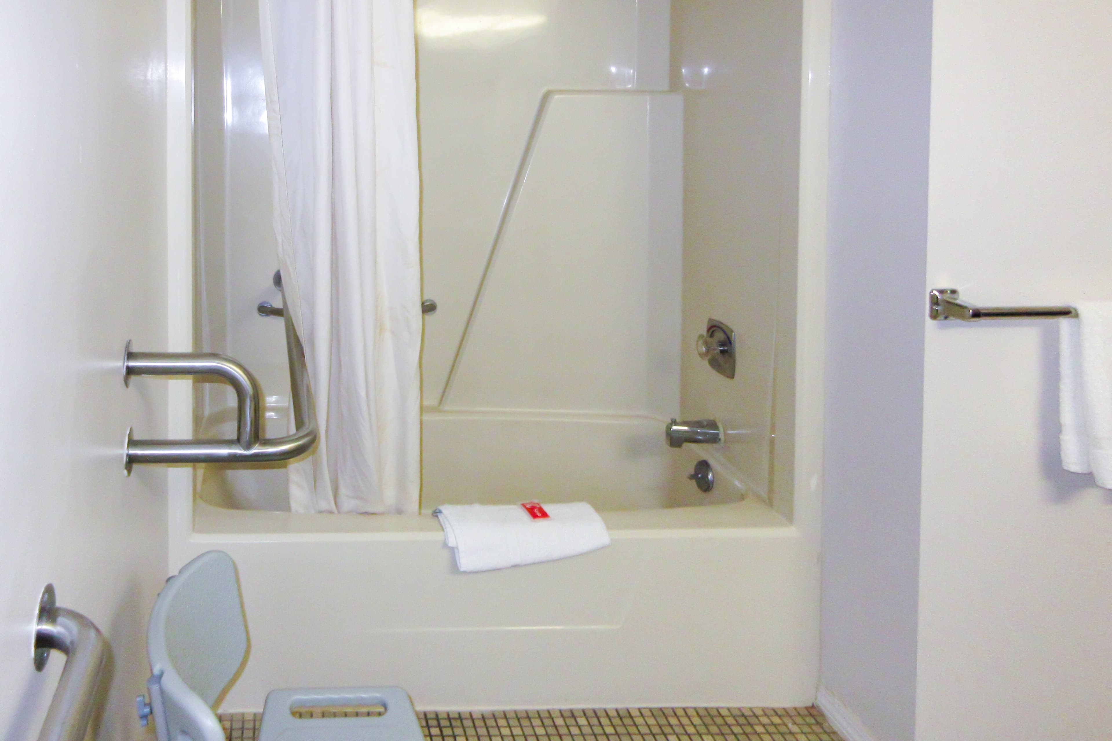 Econo Lodge Inn & Suites Escanaba North — 10