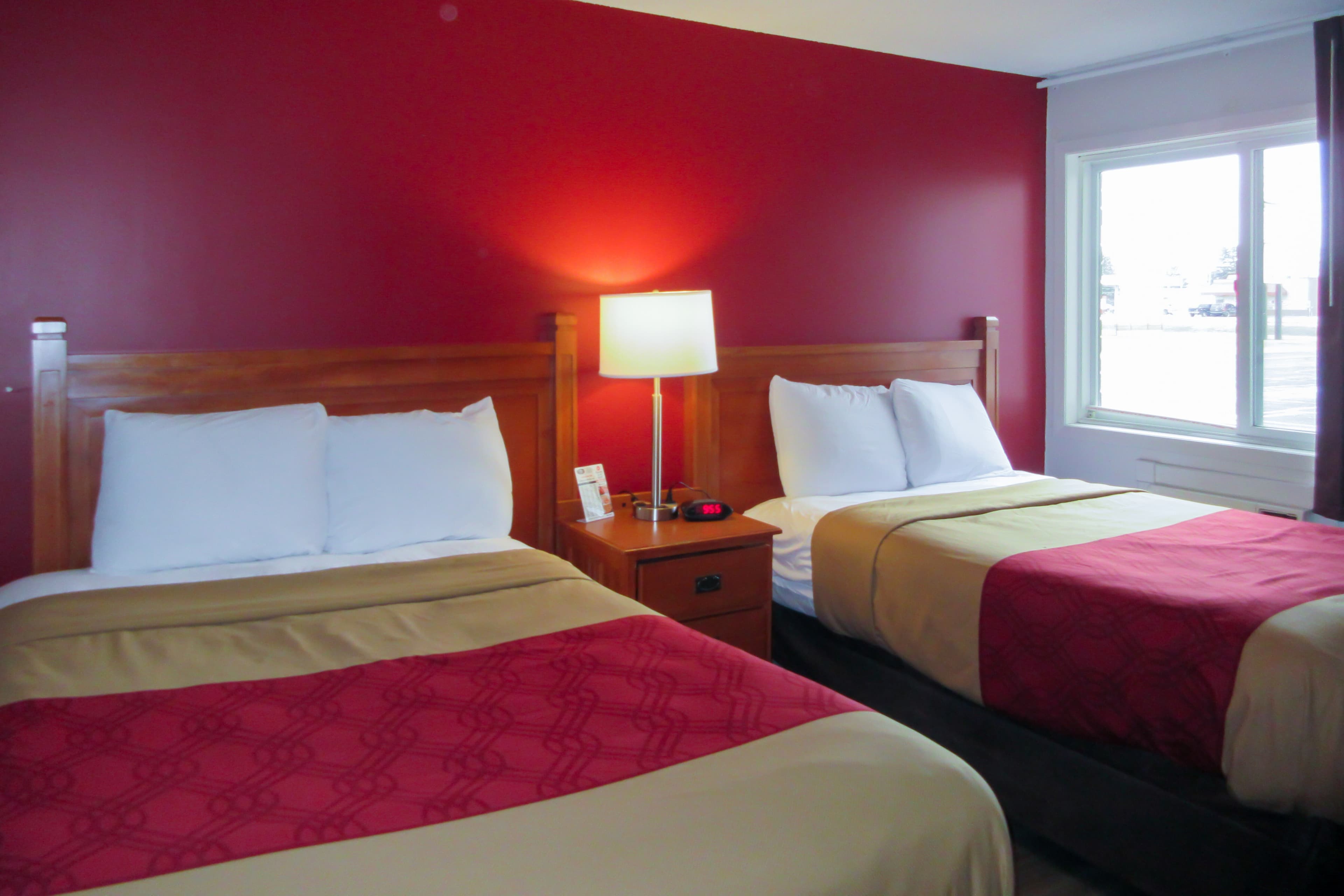 Econo Lodge Inn & Suites Escanaba North - Image 2
