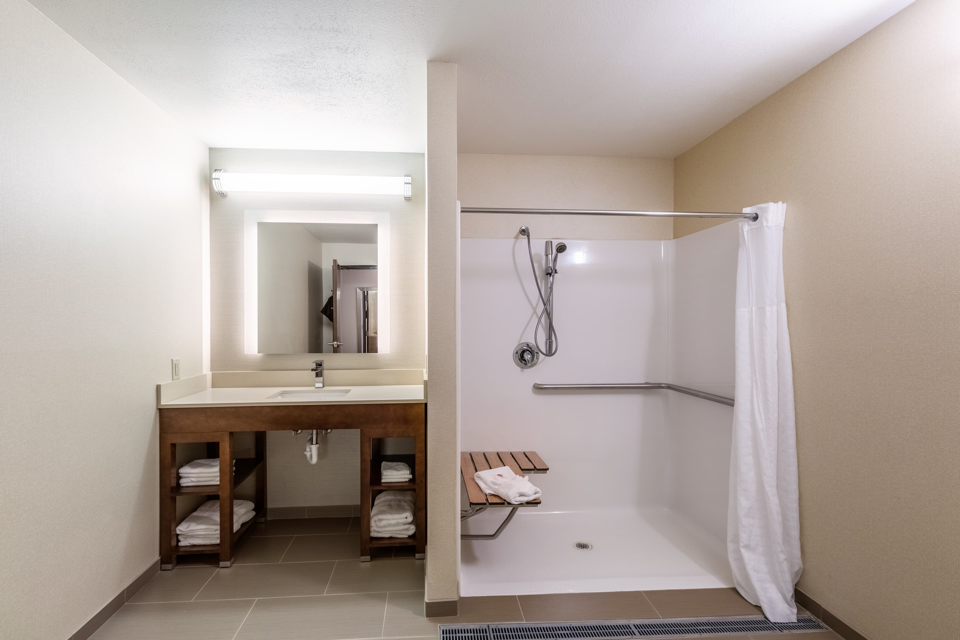 Comfort Suites Escanaba West — 10