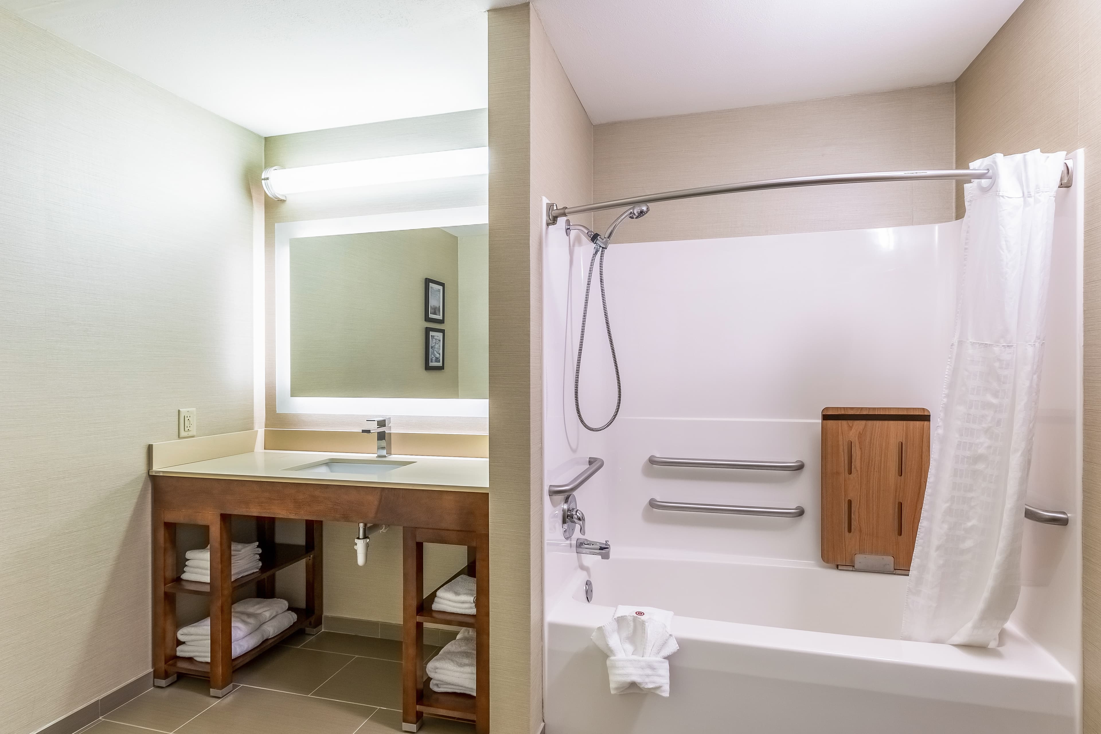 Comfort Suites Escanaba West — 6