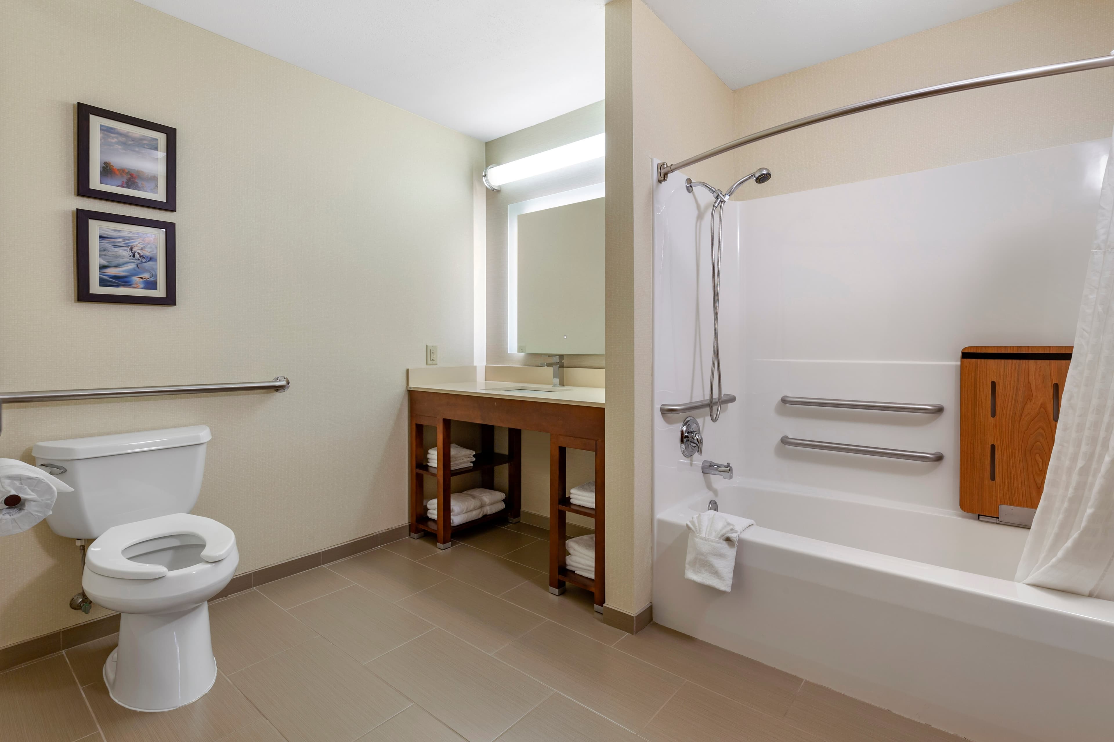 Comfort Suites Escanaba West - Image 5
