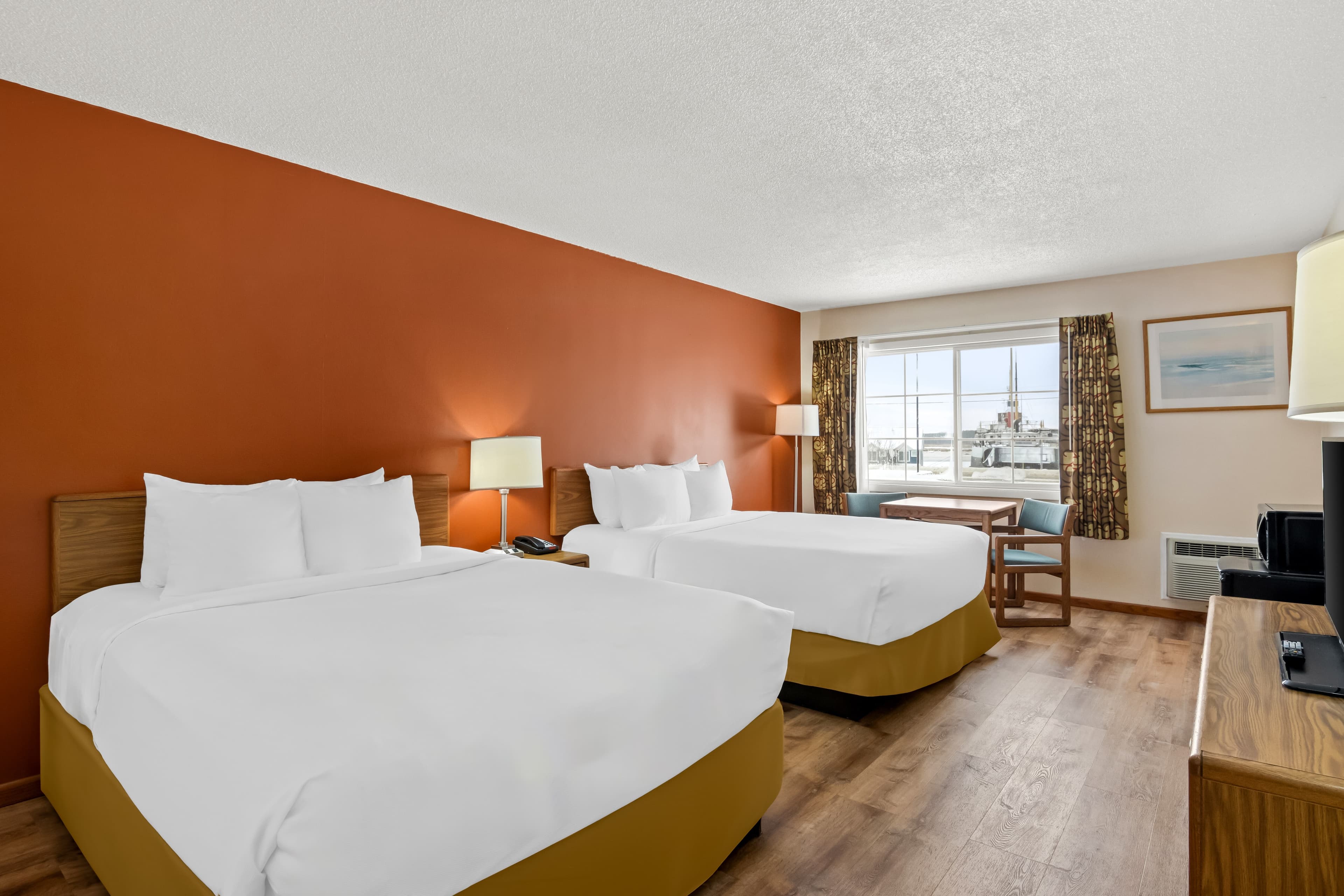 Econo Lodge Manistee — 2