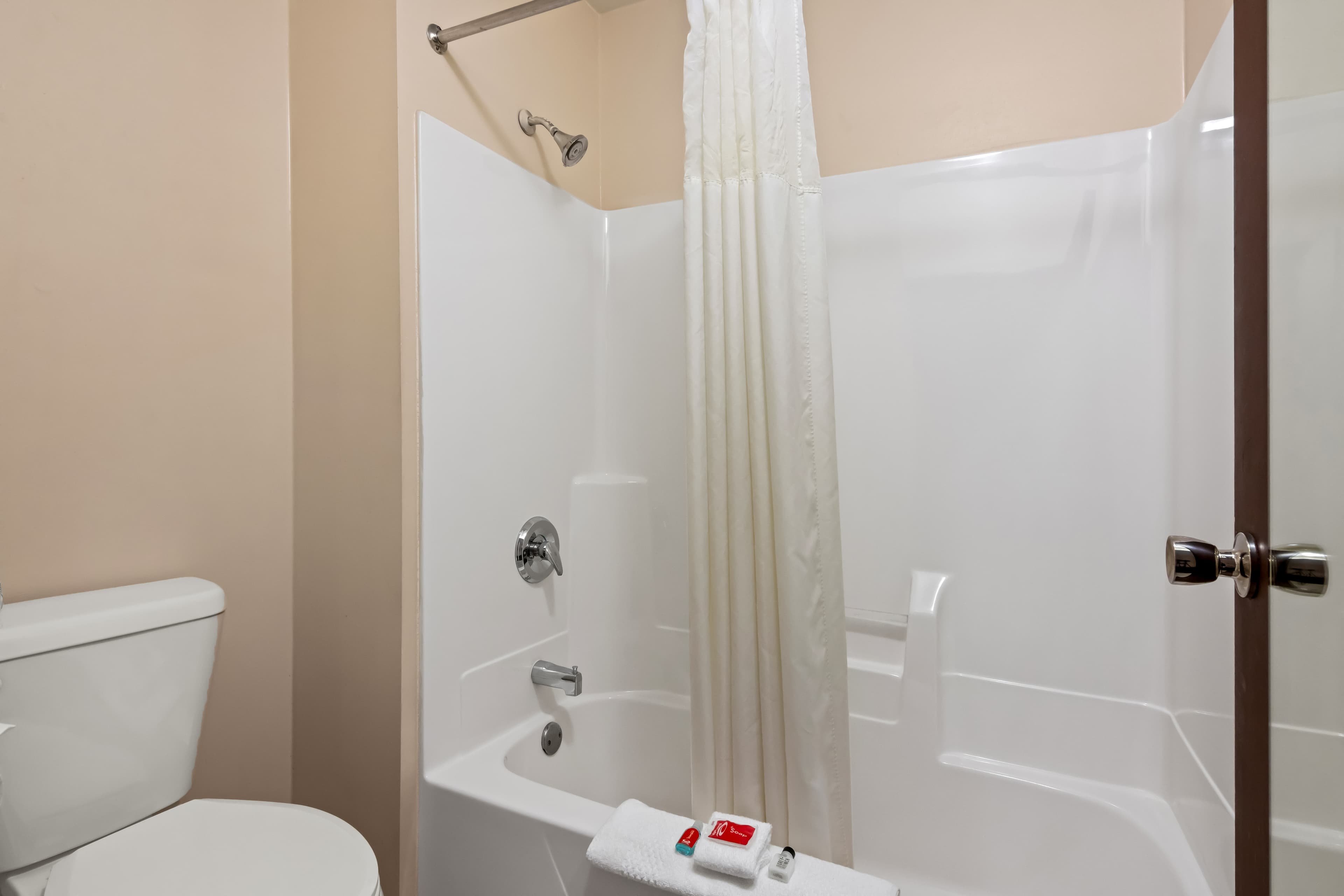 Econo Lodge Manistee — 9