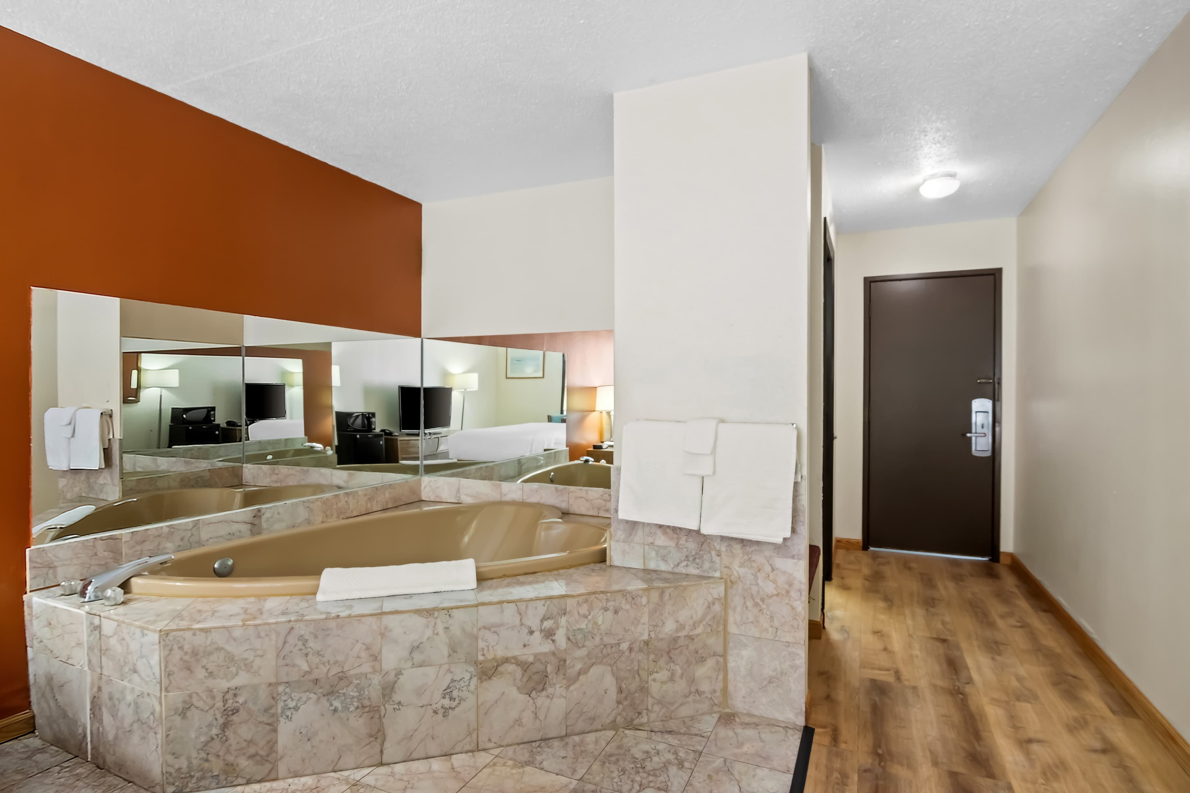 Econo Lodge Manistee — 12