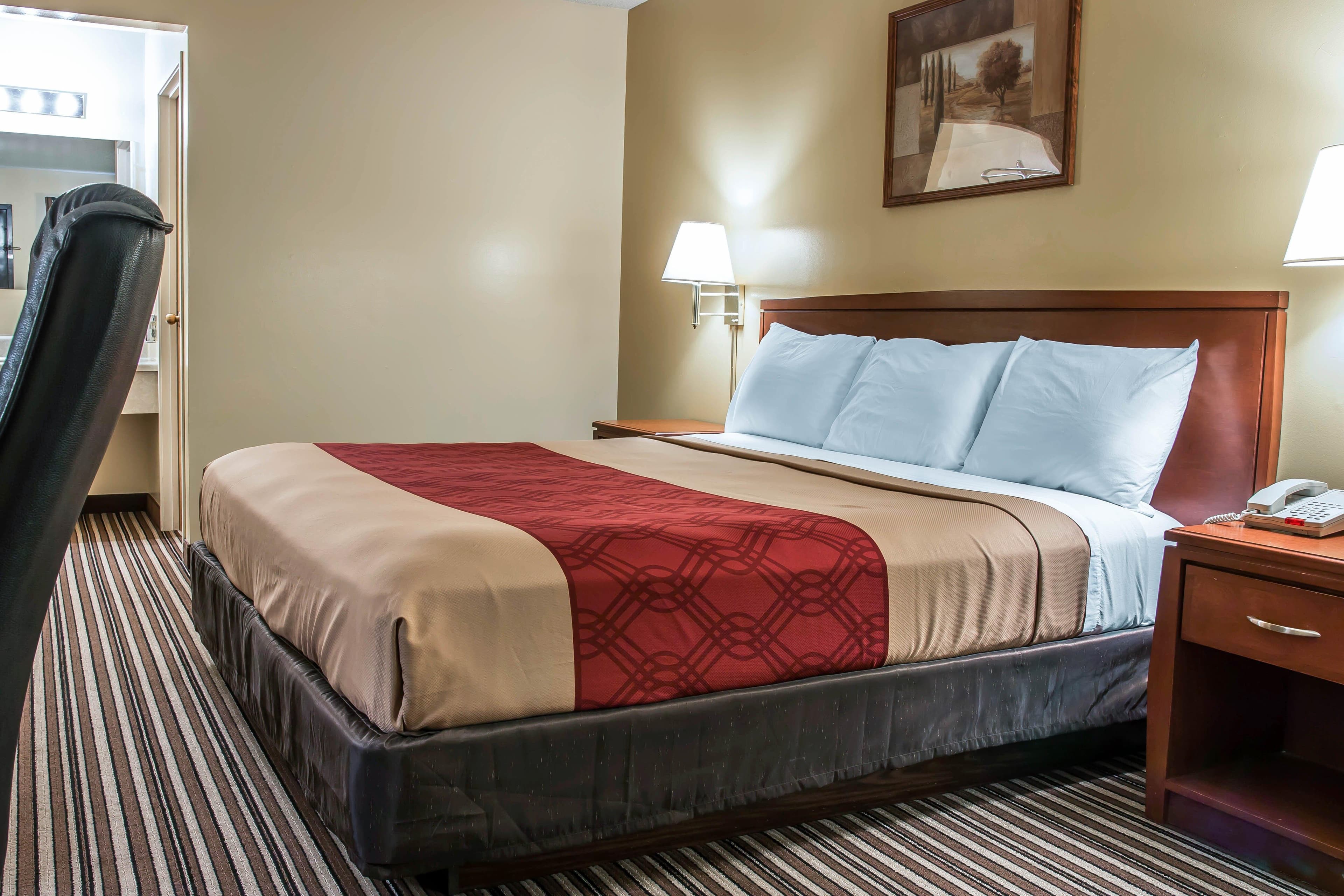 Econo Lodge Paw Paw - Image 3