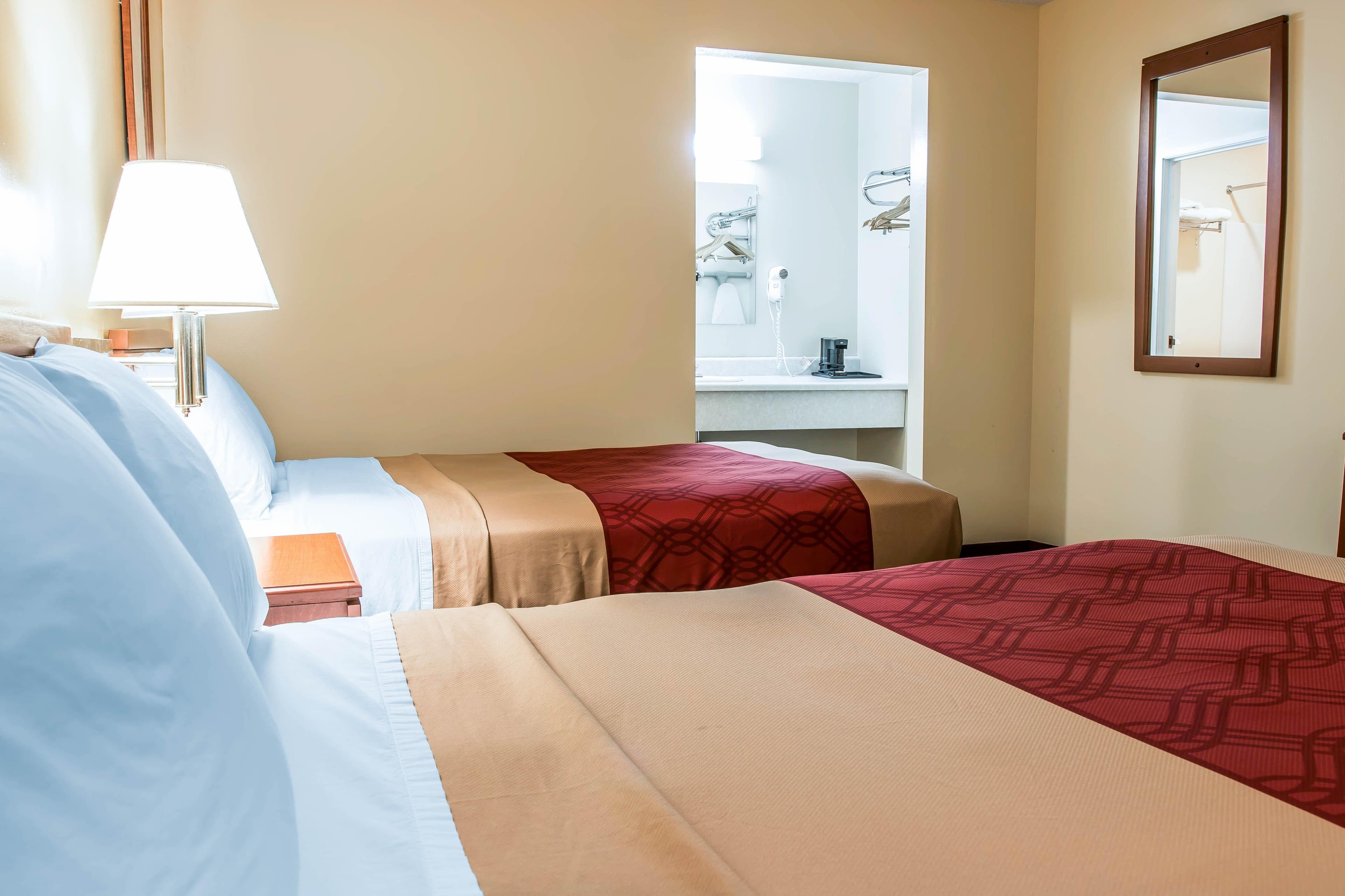 Econo Lodge Paw Paw — 11