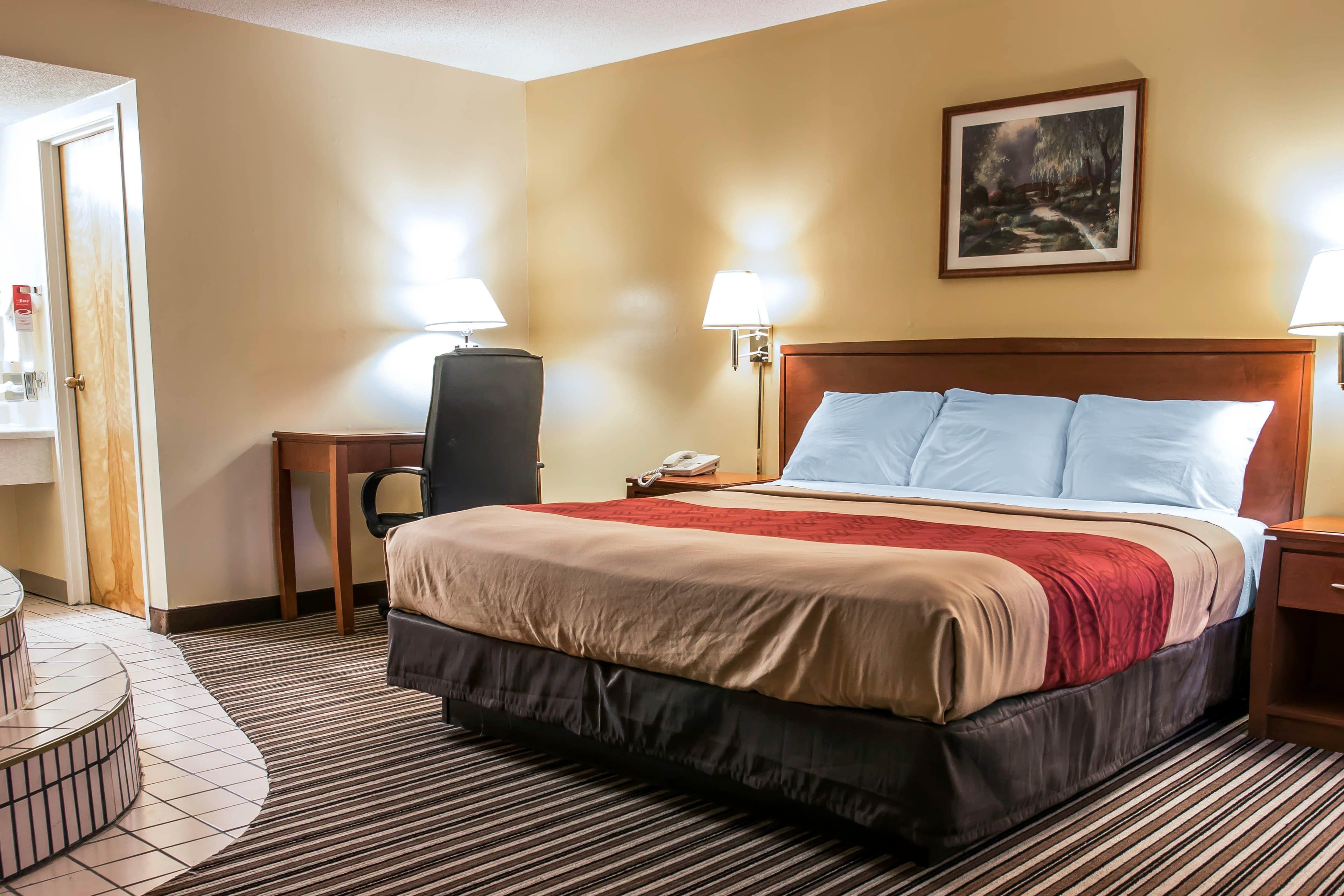 Econo Lodge Paw Paw — 16