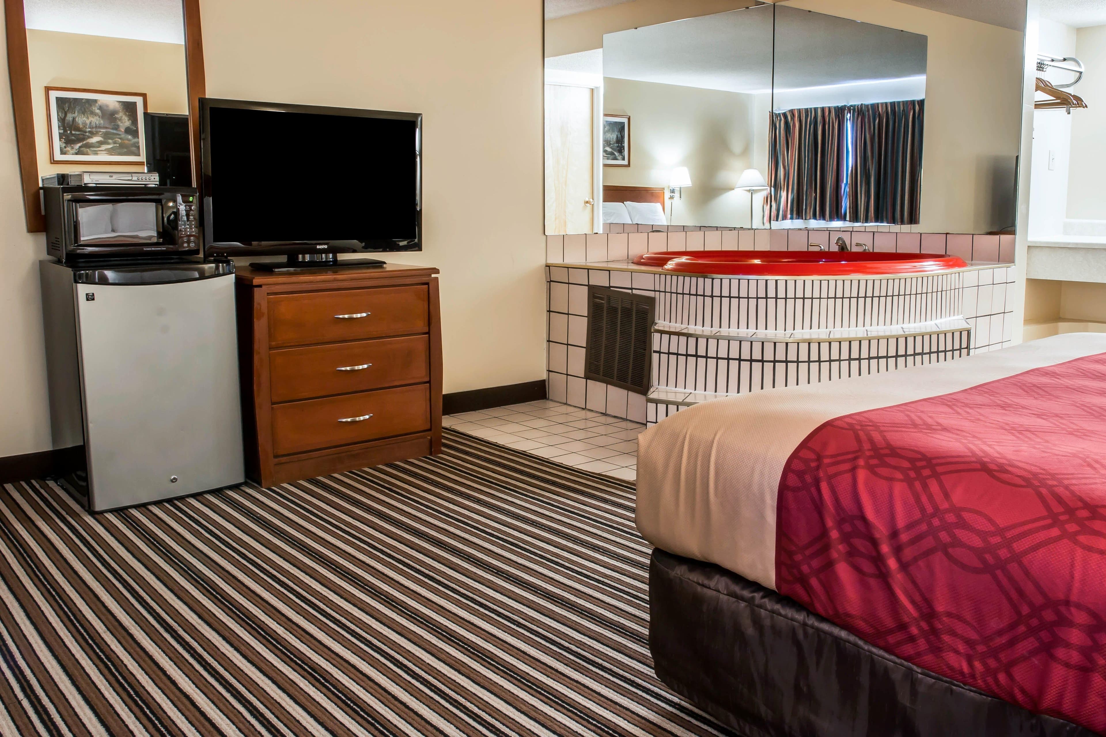 Econo Lodge Paw Paw — 17