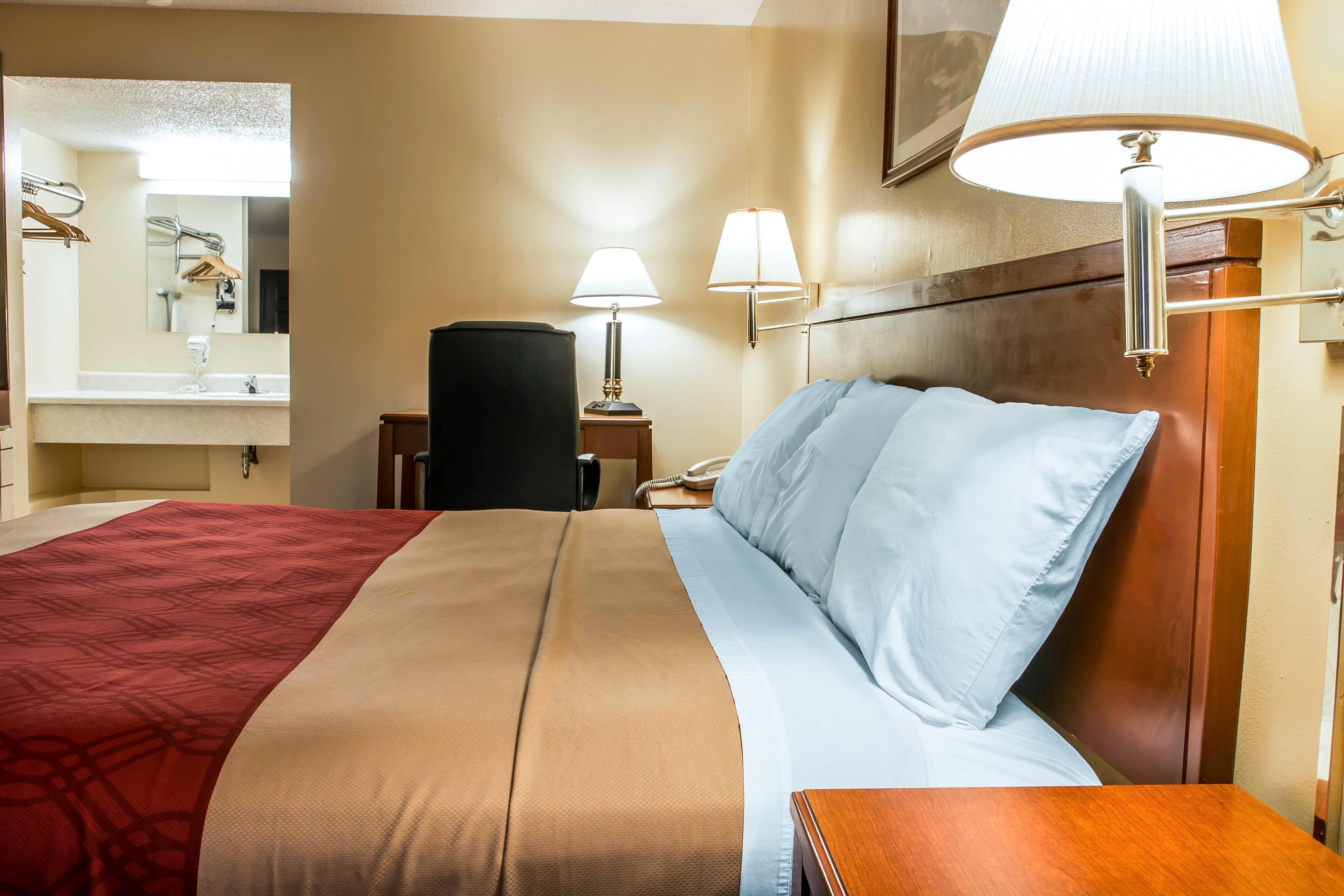 Econo Lodge Paw Paw — 21