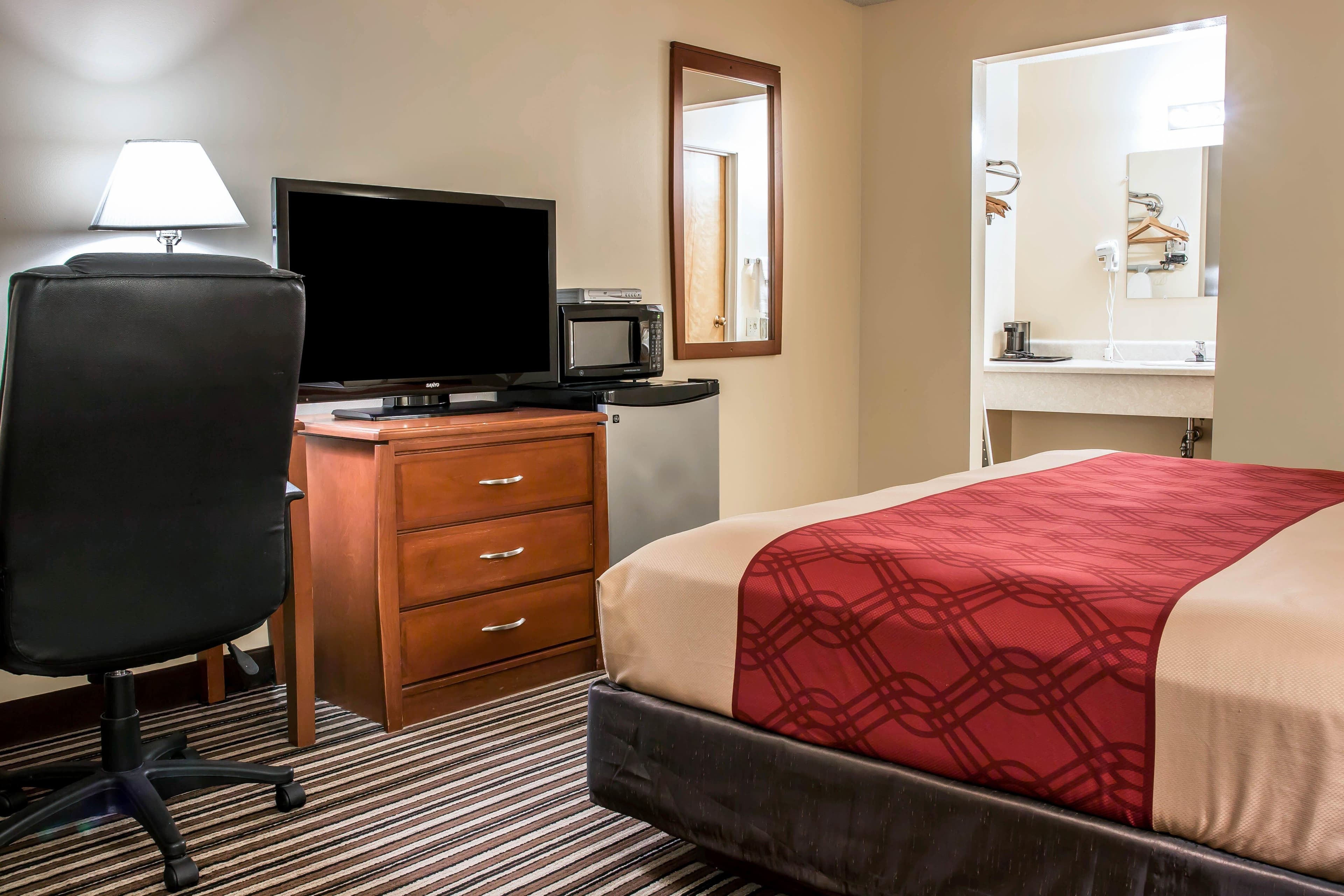 Econo Lodge Paw Paw - Image 4