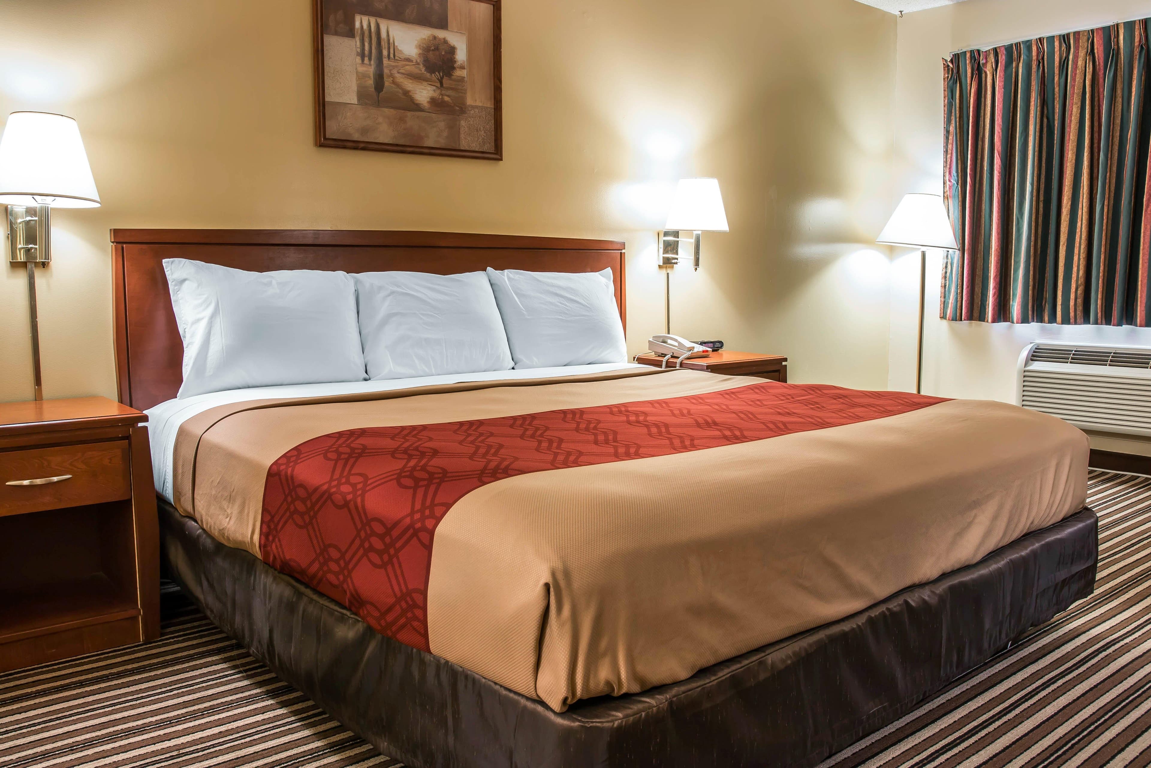 Econo Lodge Paw Paw - Image 1