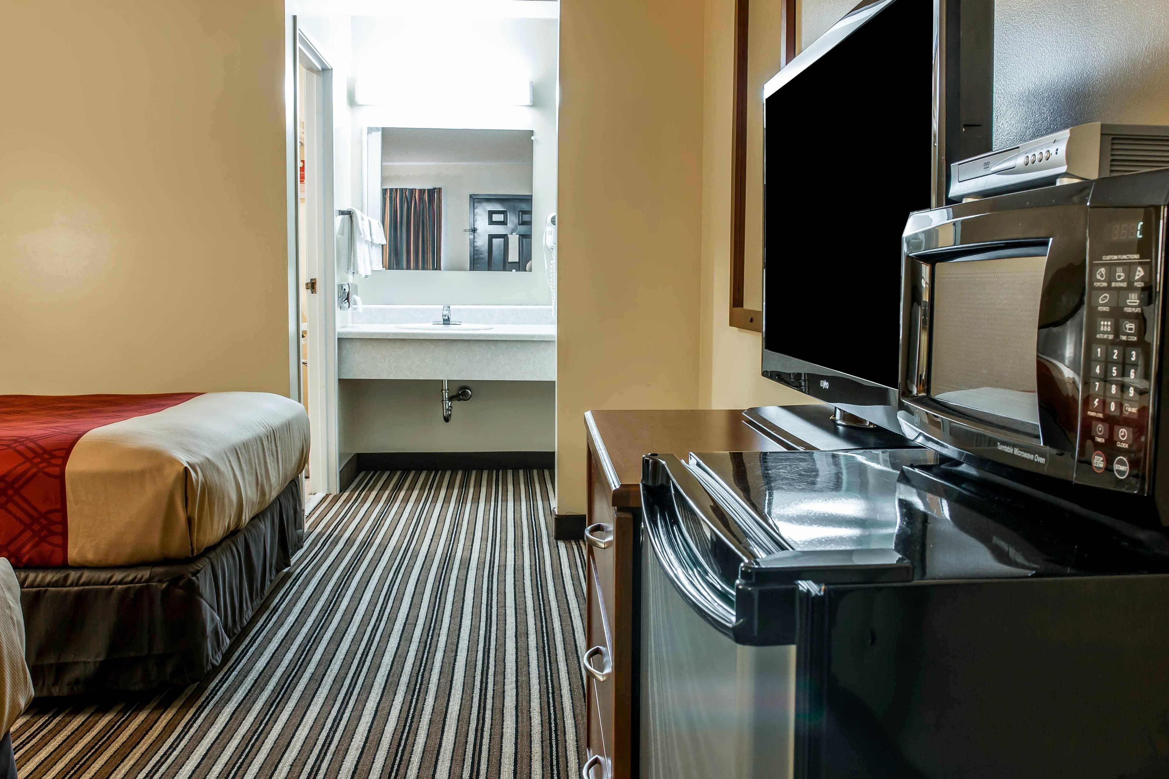 Econo Lodge Paw Paw — 9