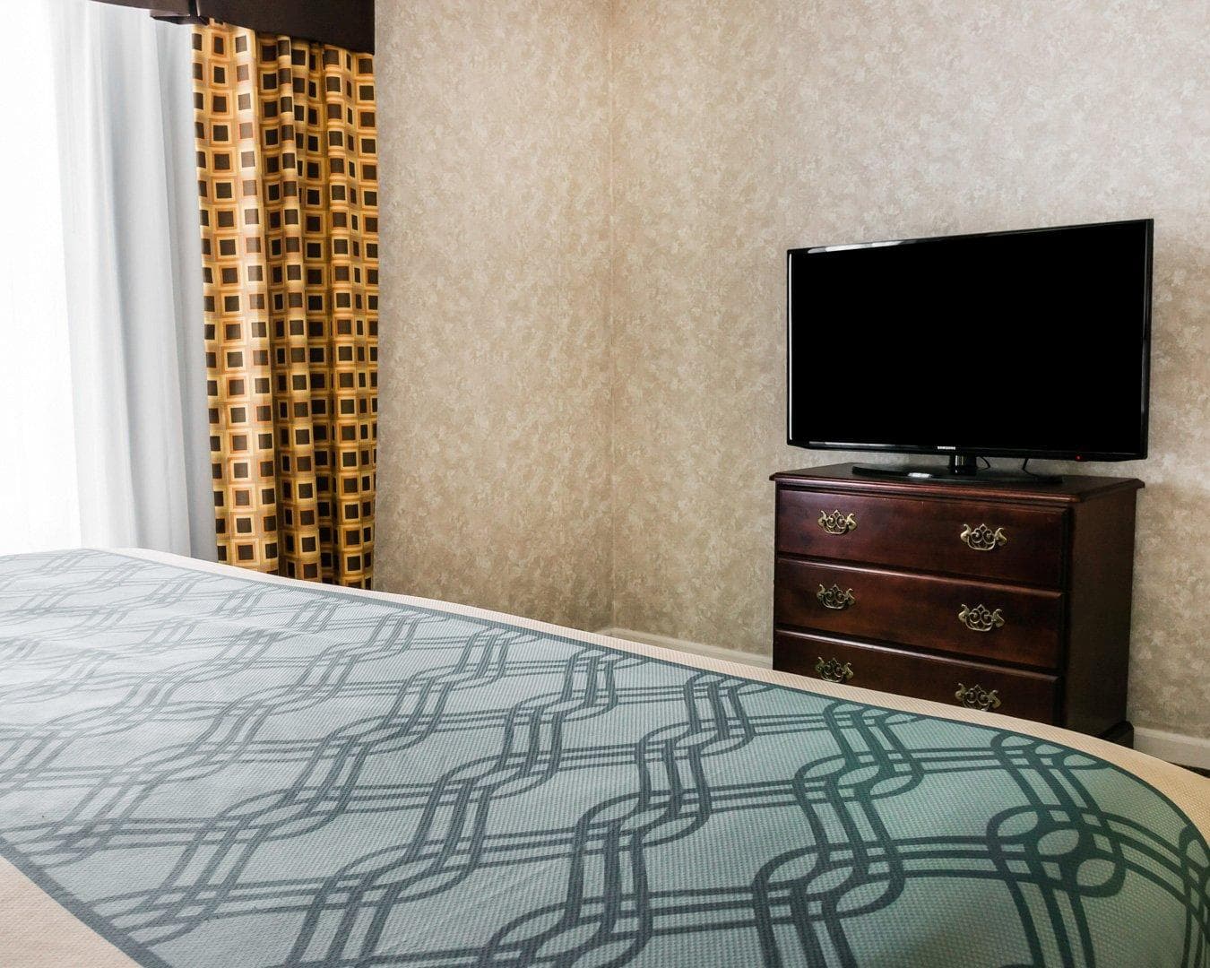 Econo Lodge & Suites Grand Rapids Airport — 13