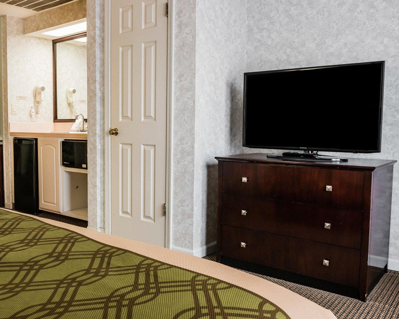 Econo Lodge & Suites Grand Rapids Airport — 8