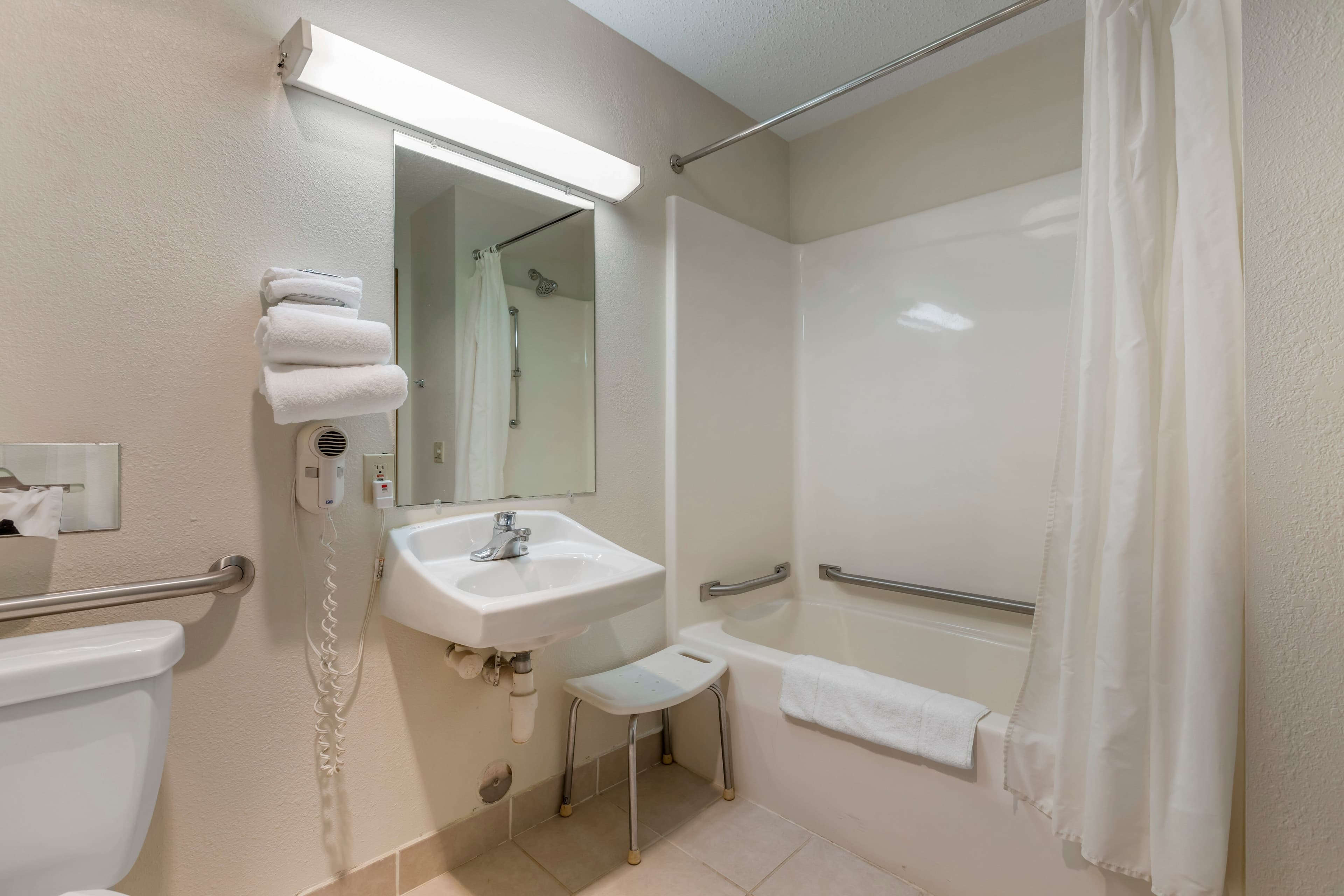 Rodeway Inn Coopersville — 6