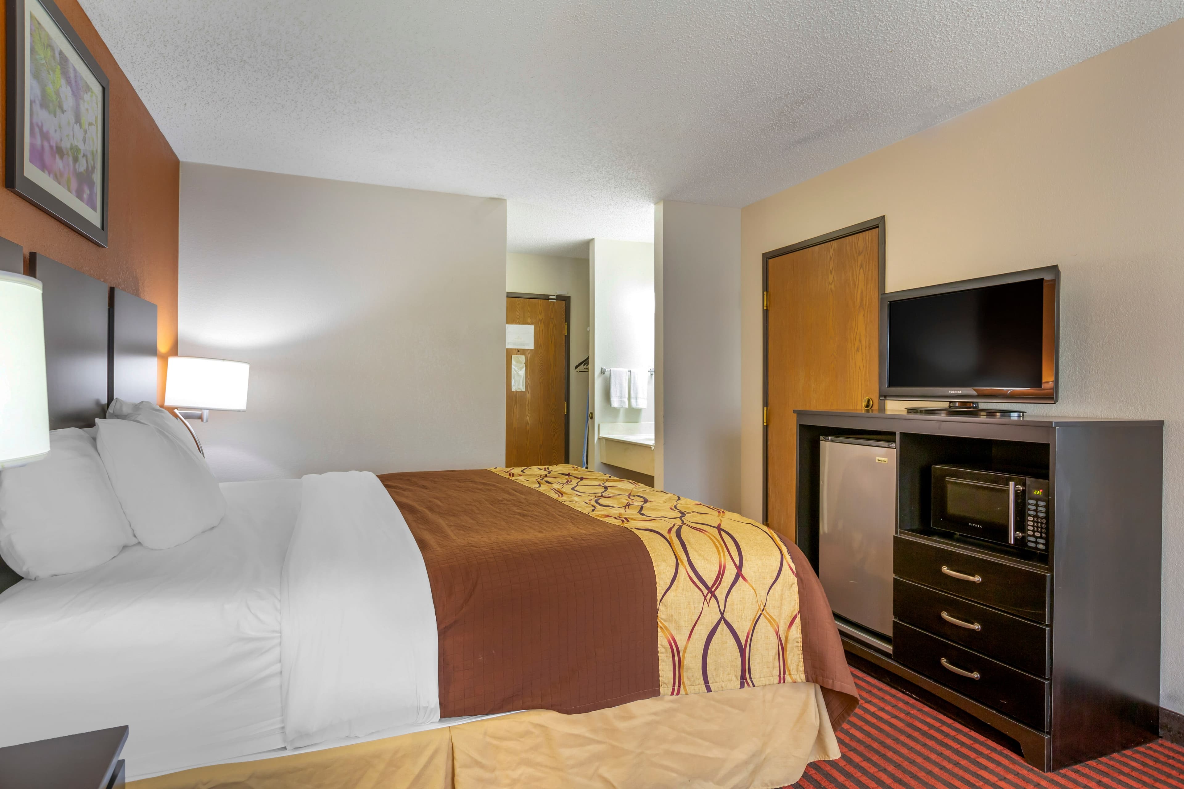 Rodeway Inn Coopersville — 9