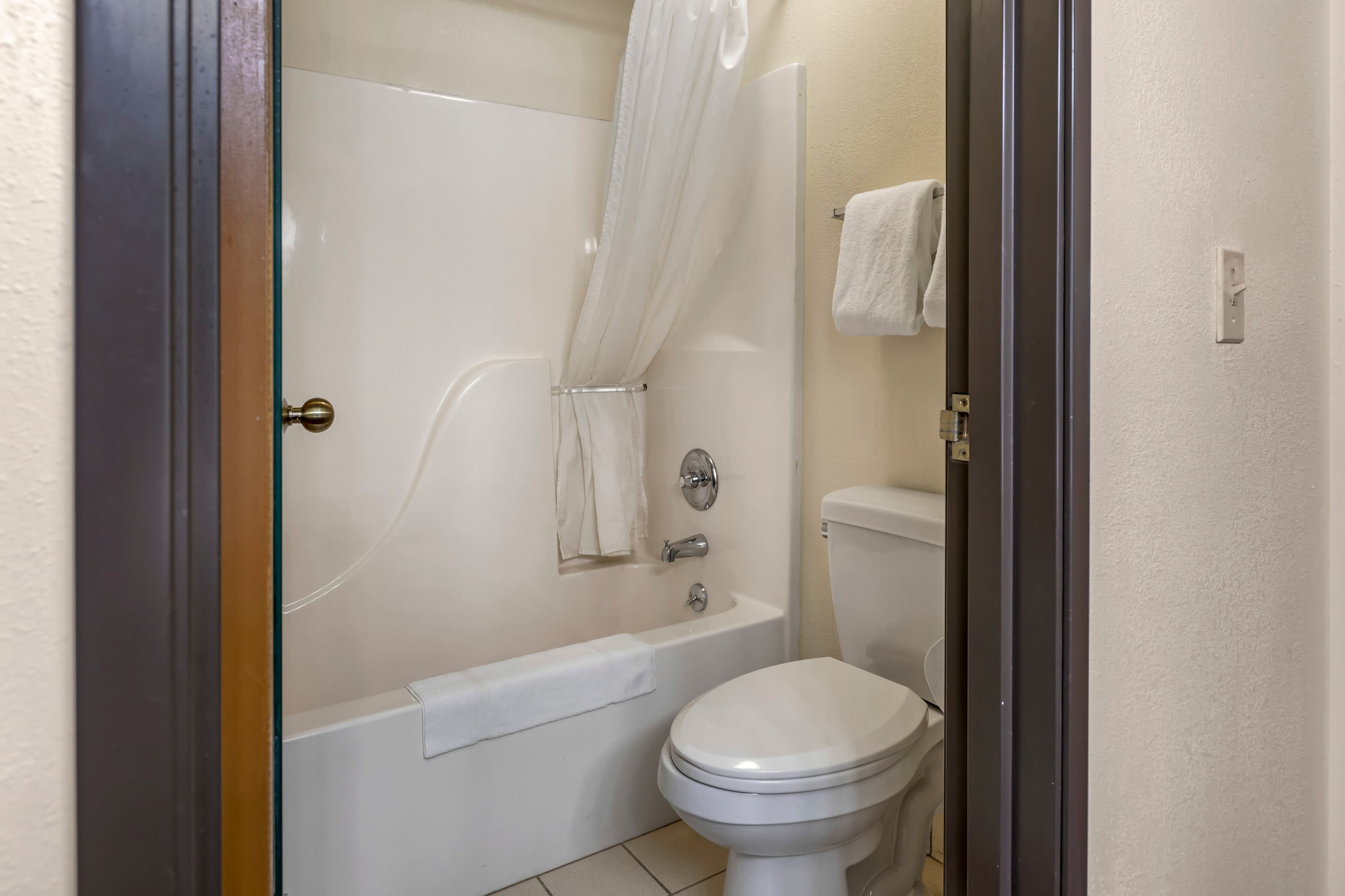 Rodeway Inn Coopersville — 11