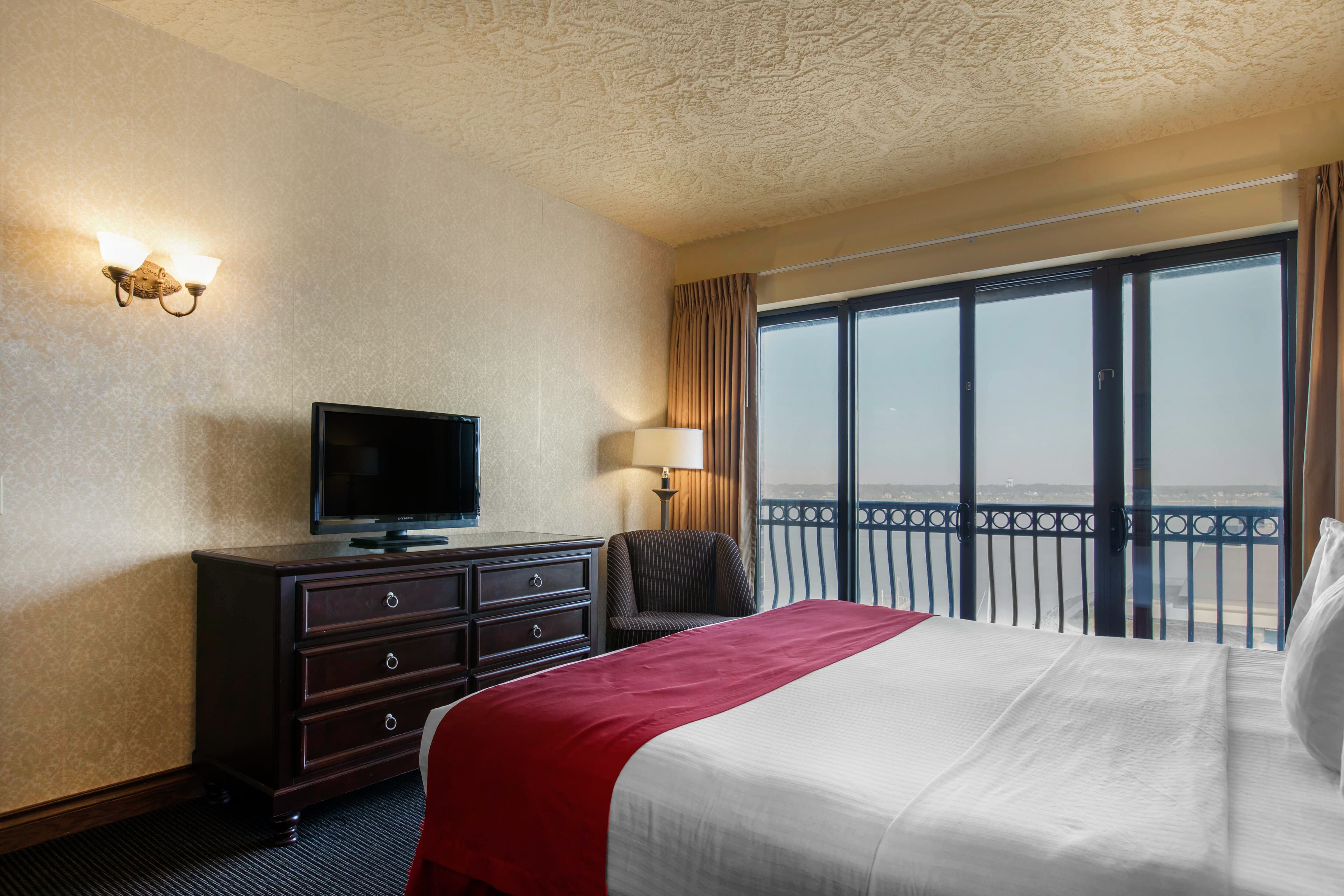 Shoreline Inn & Conference Center, an Ascend Collection Hotel - Image 3