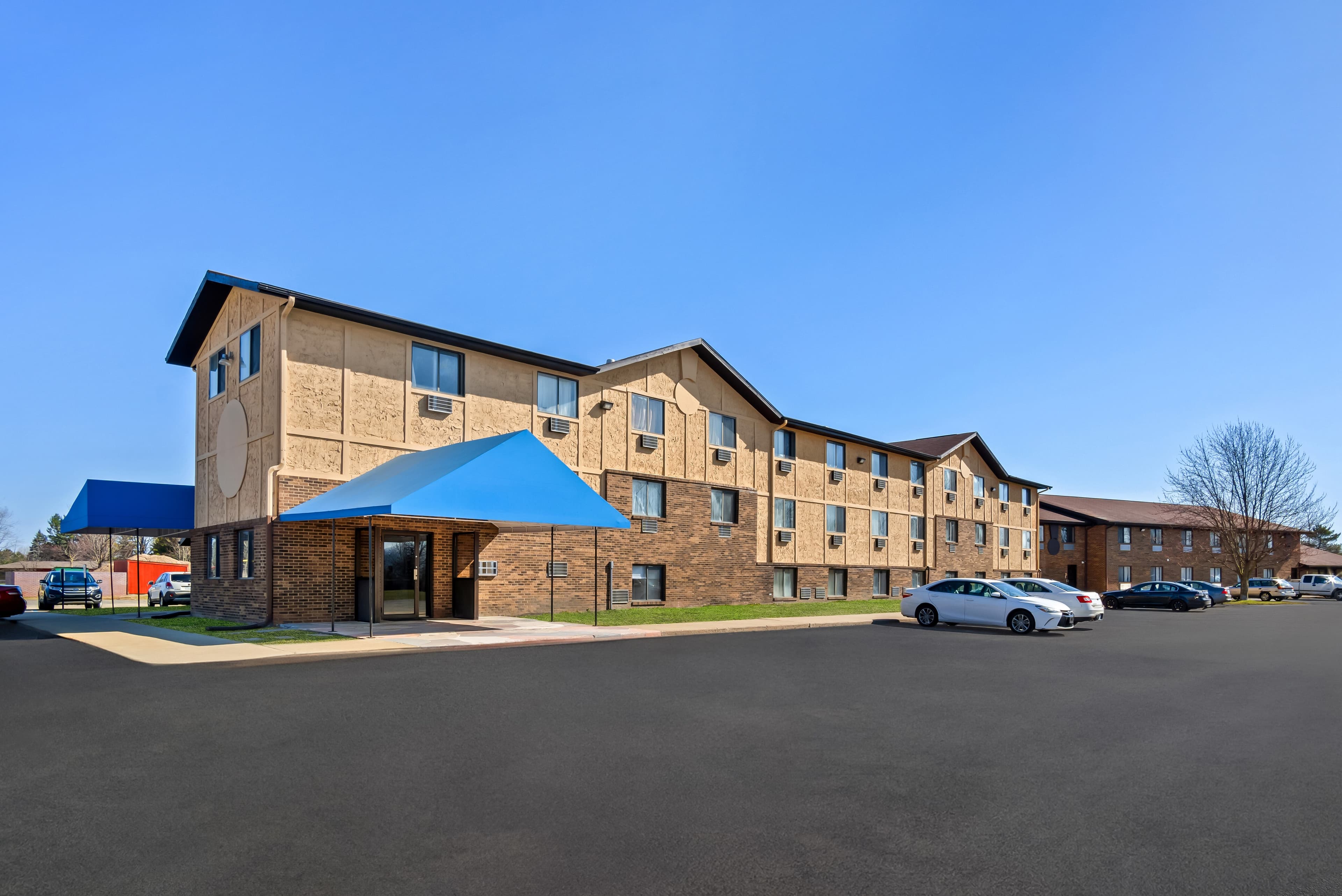 Econo Lodge Inn & Suites Auburn - Image 1