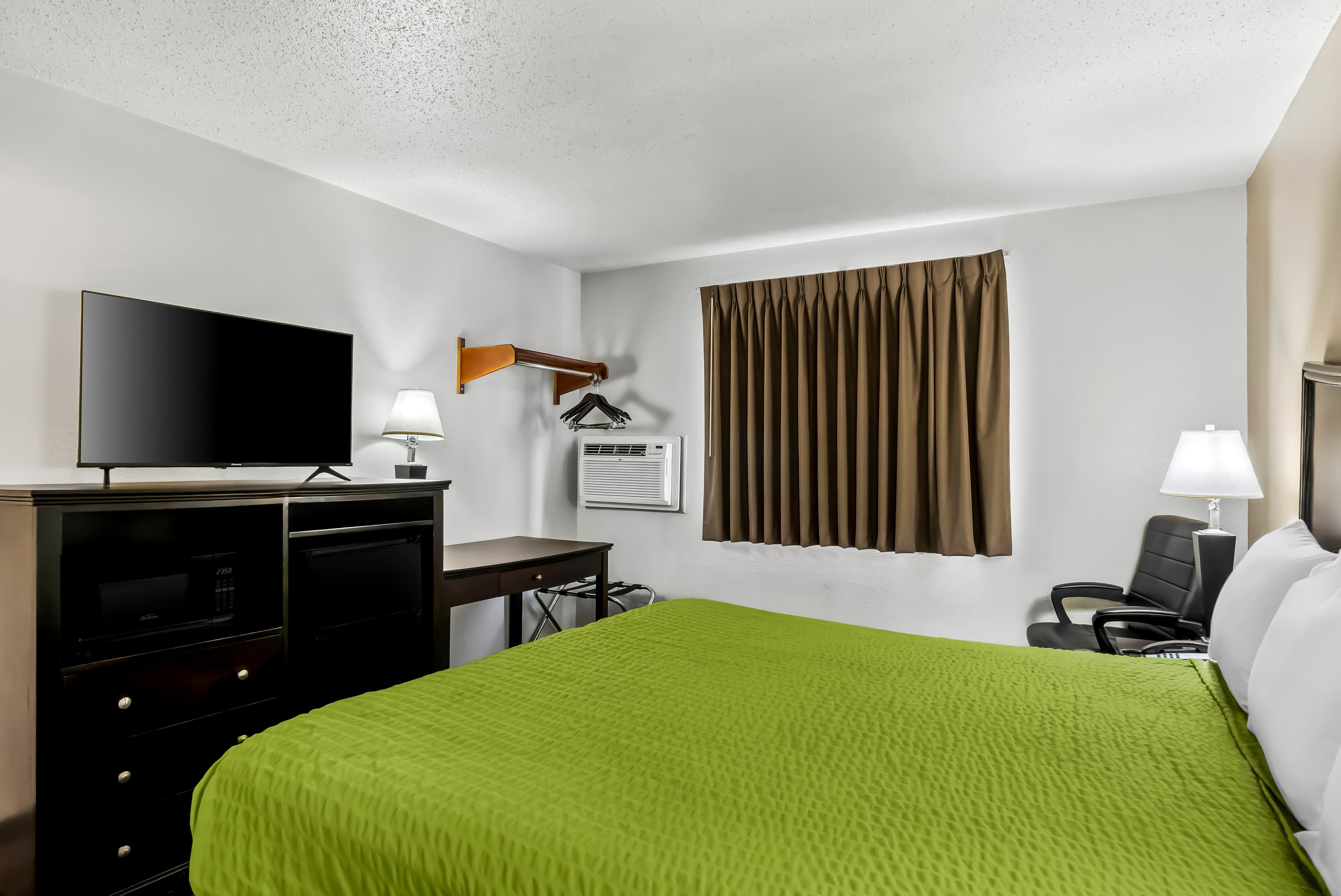 Econo Lodge Inn & Suites Auburn - Image 5