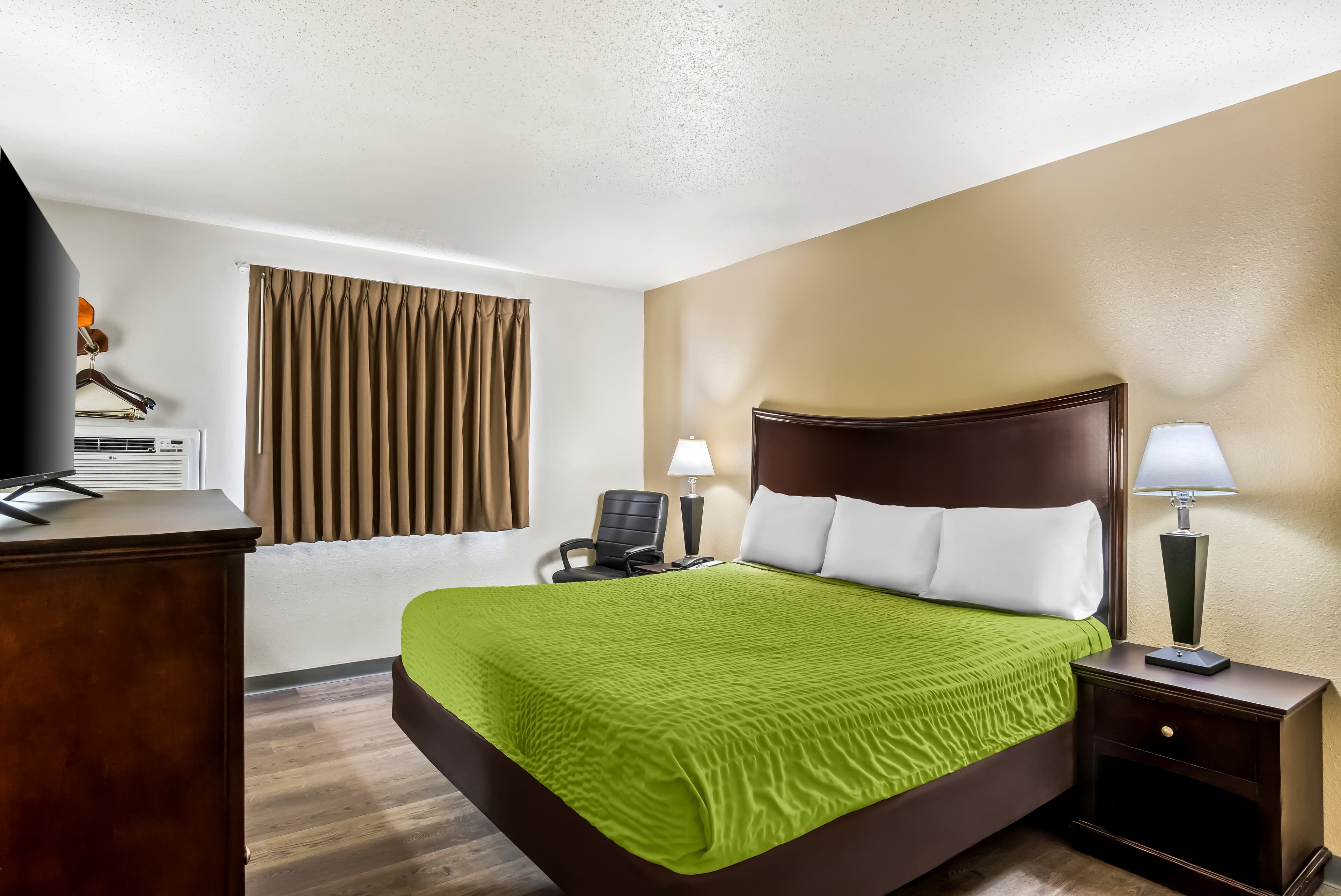 Econo Lodge Inn & Suites Auburn — 7