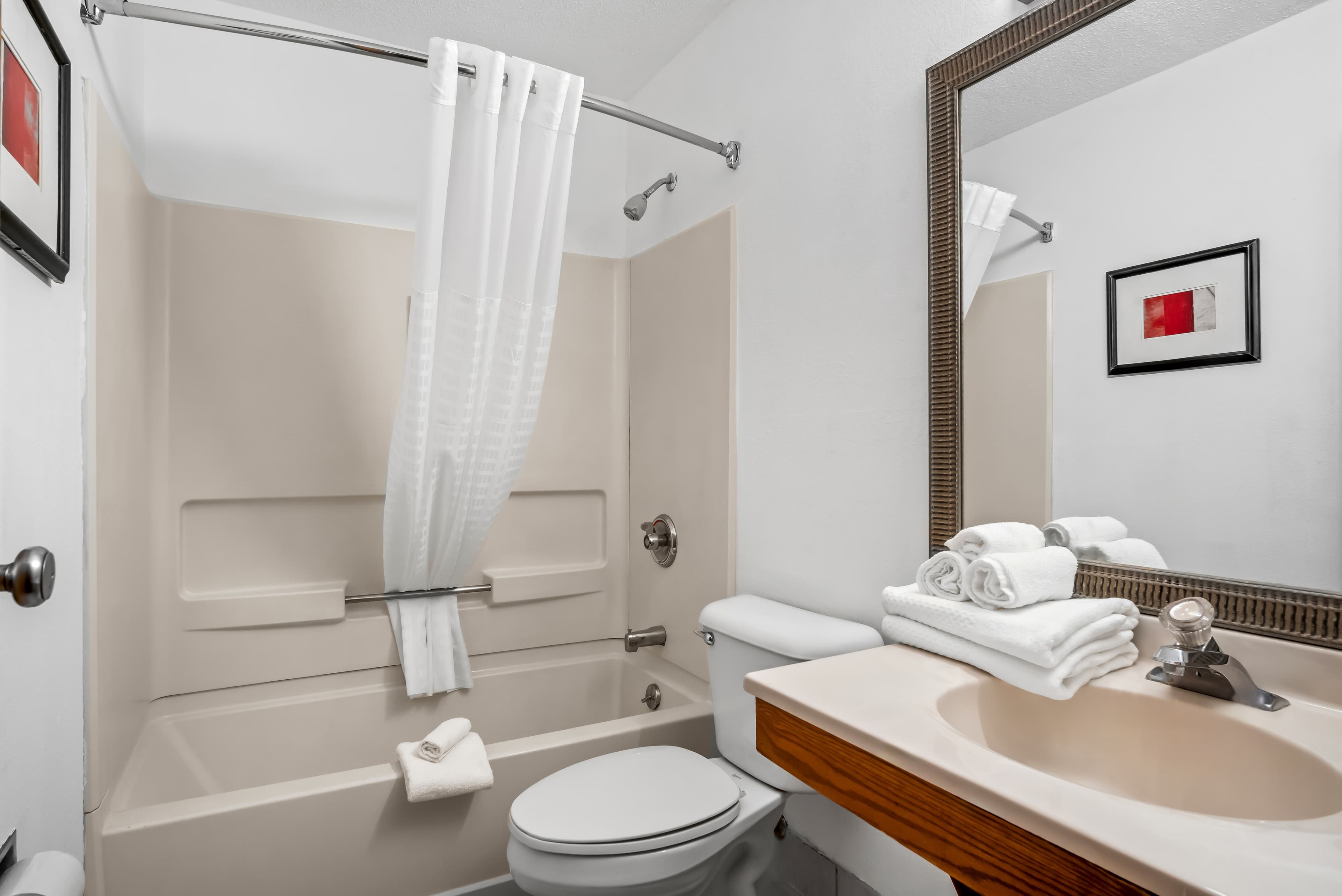 Econo Lodge Inn & Suites Auburn — 8