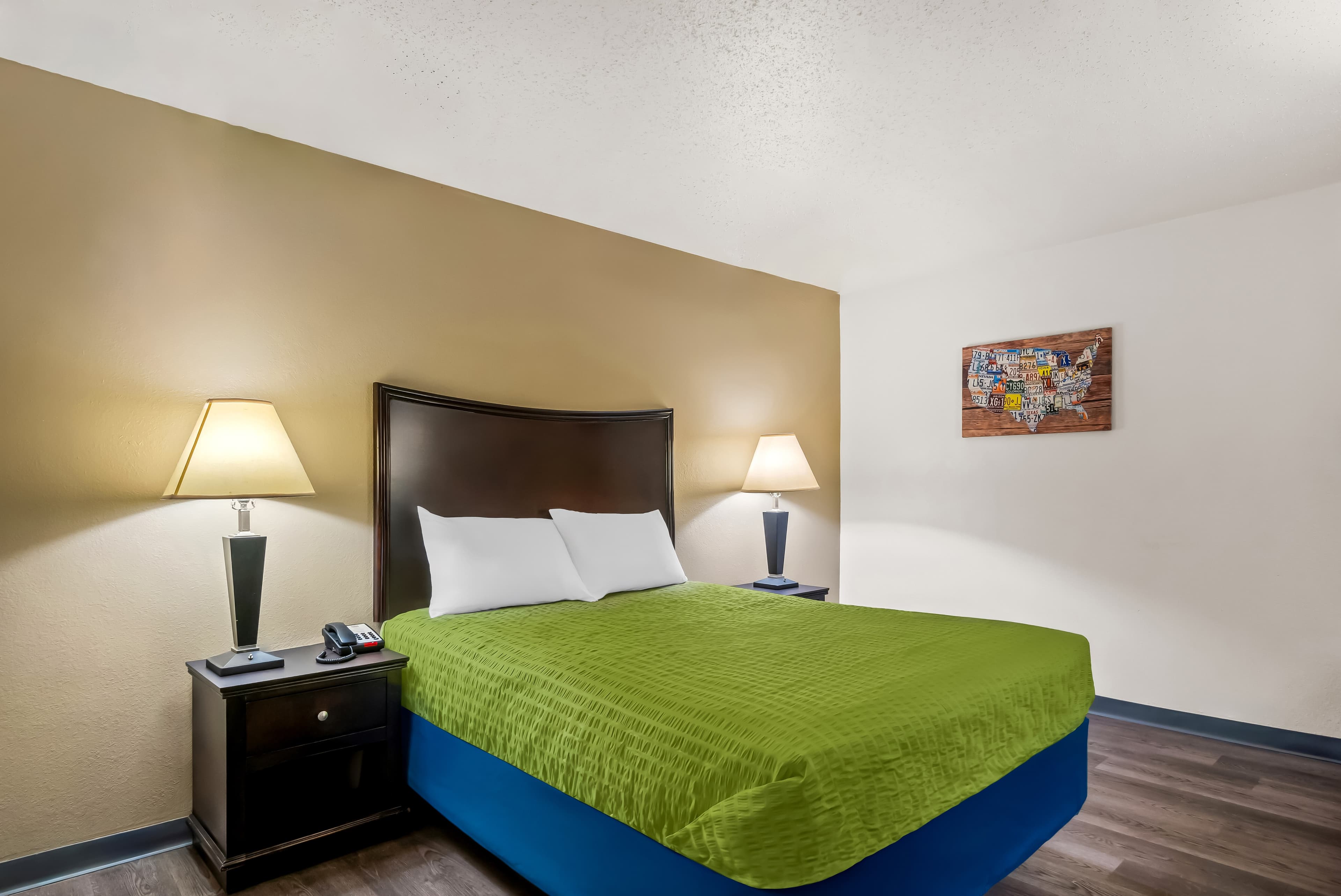 Econo Lodge Inn & Suites Auburn - Image 2