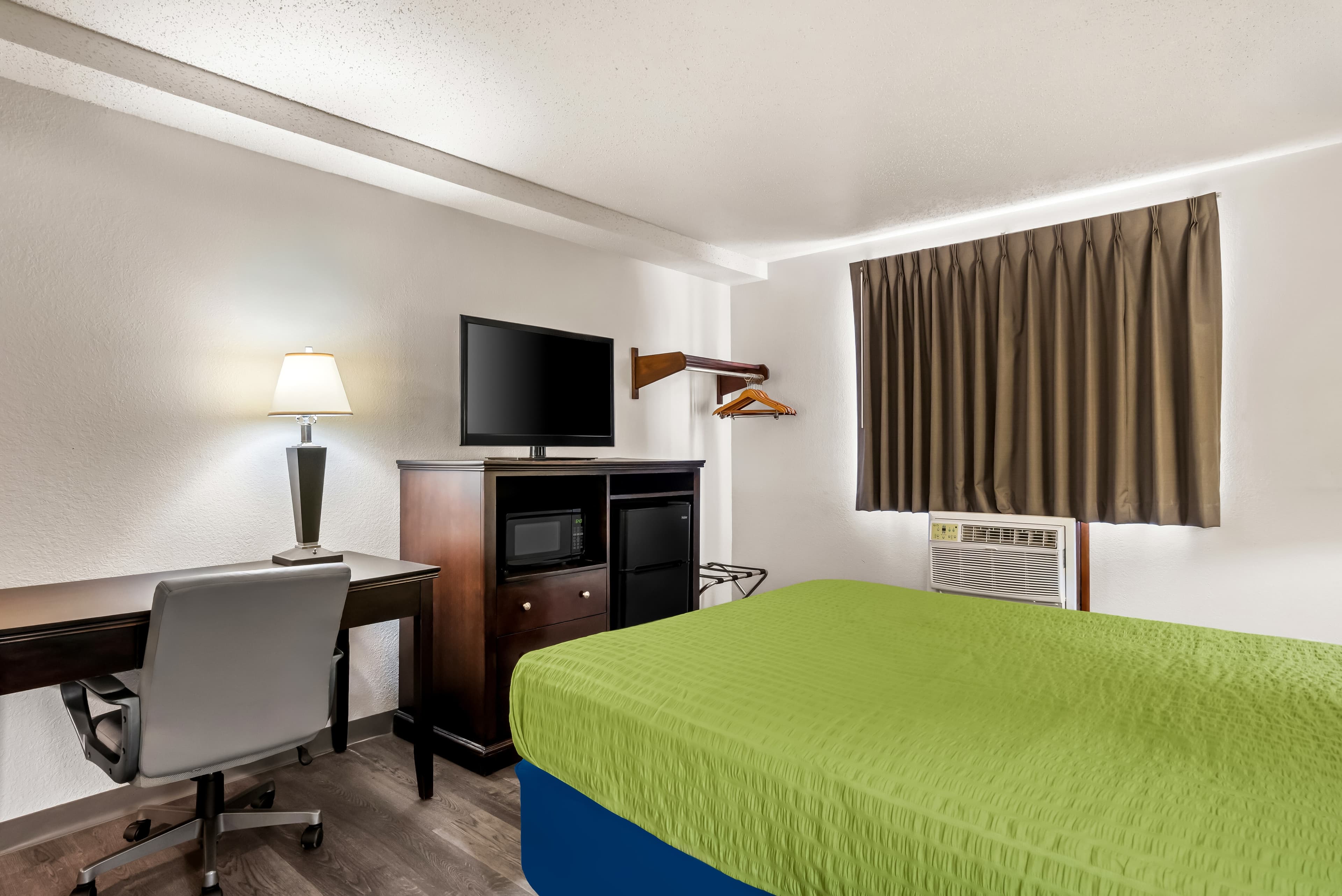 Econo Lodge Inn & Suites Auburn - Image 3