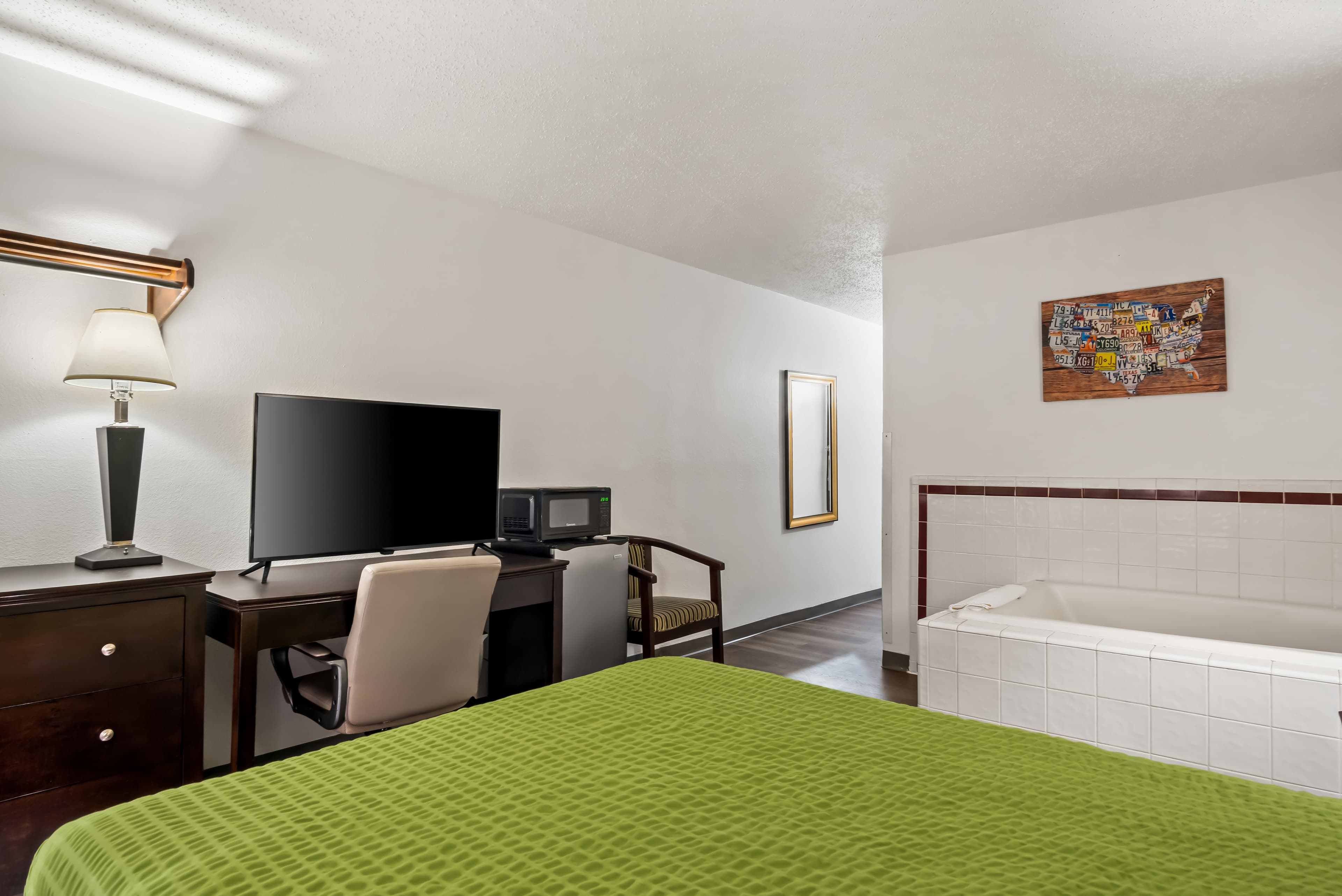 Econo Lodge Inn & Suites Auburn — 16