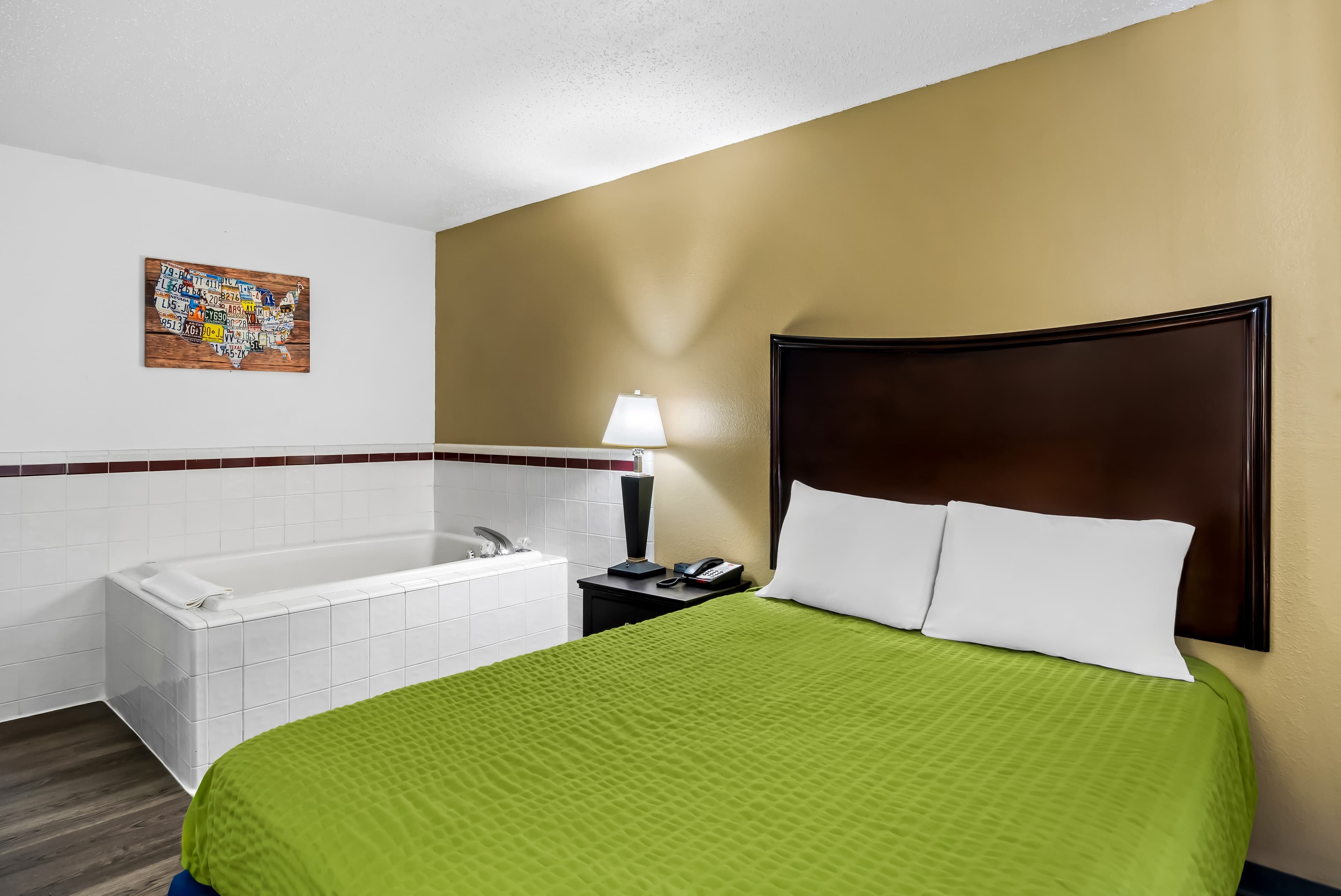 Econo Lodge Inn & Suites Auburn — 17