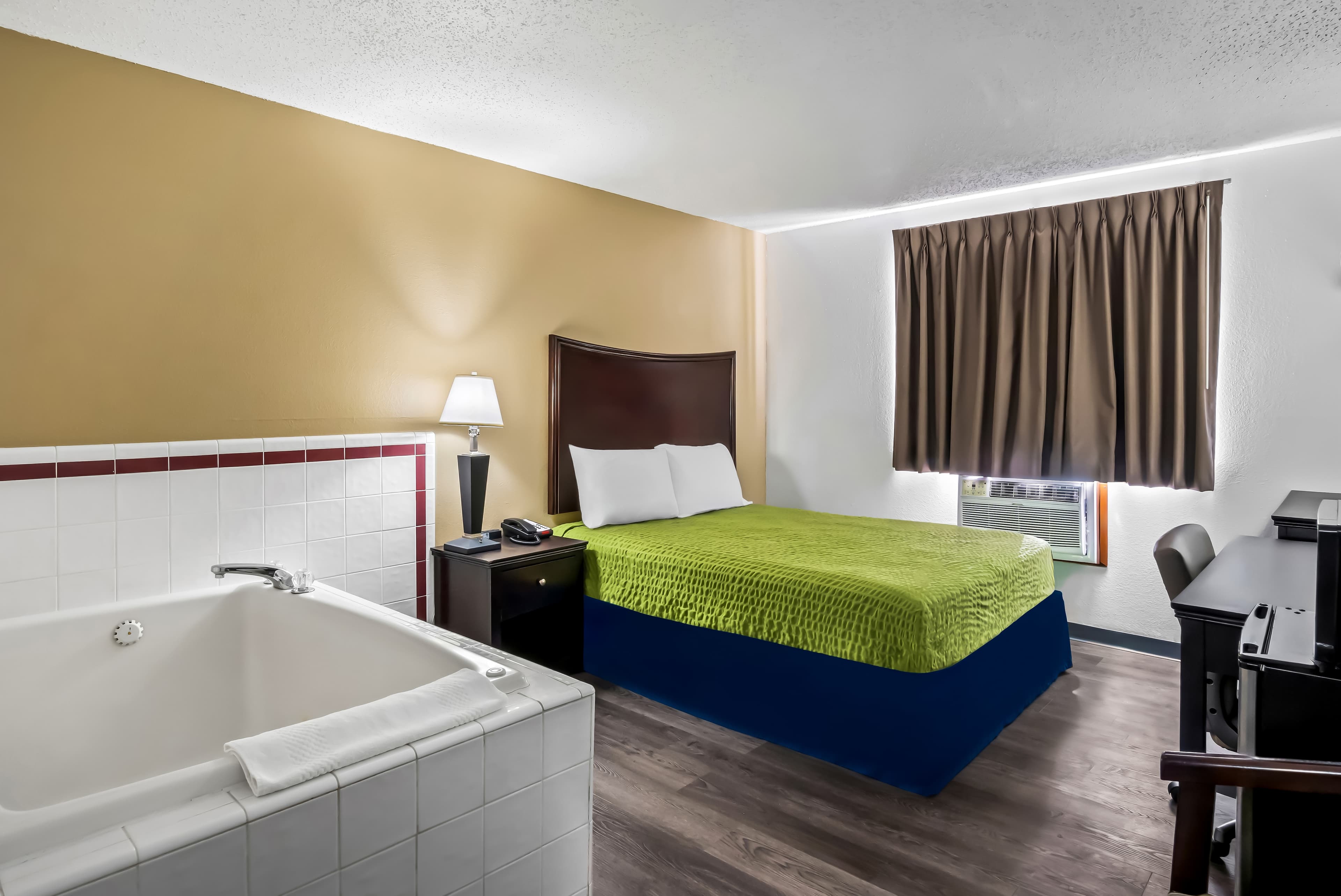 Econo Lodge Inn & Suites Auburn — 18