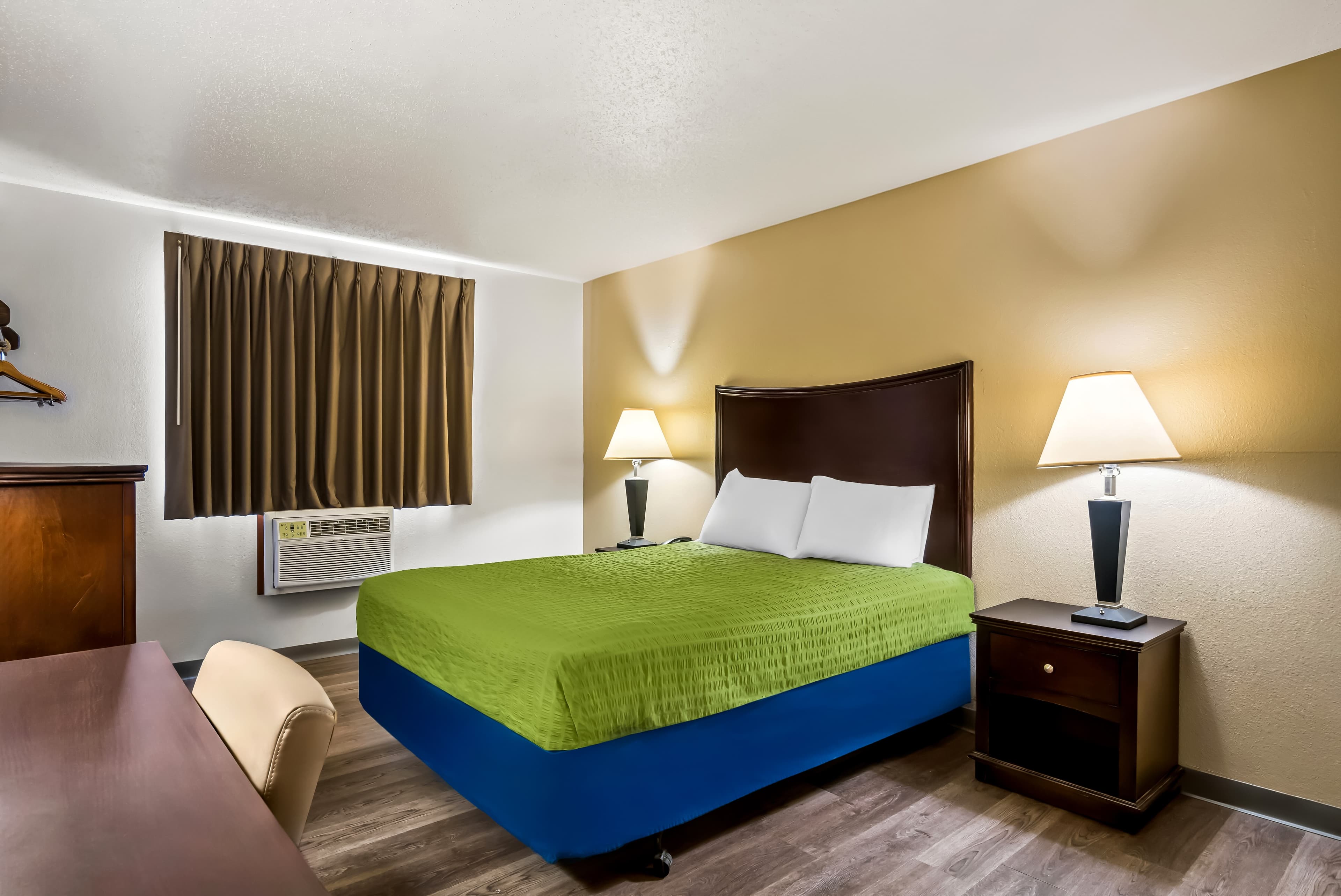 Econo Lodge Inn & Suites Auburn - Image 4