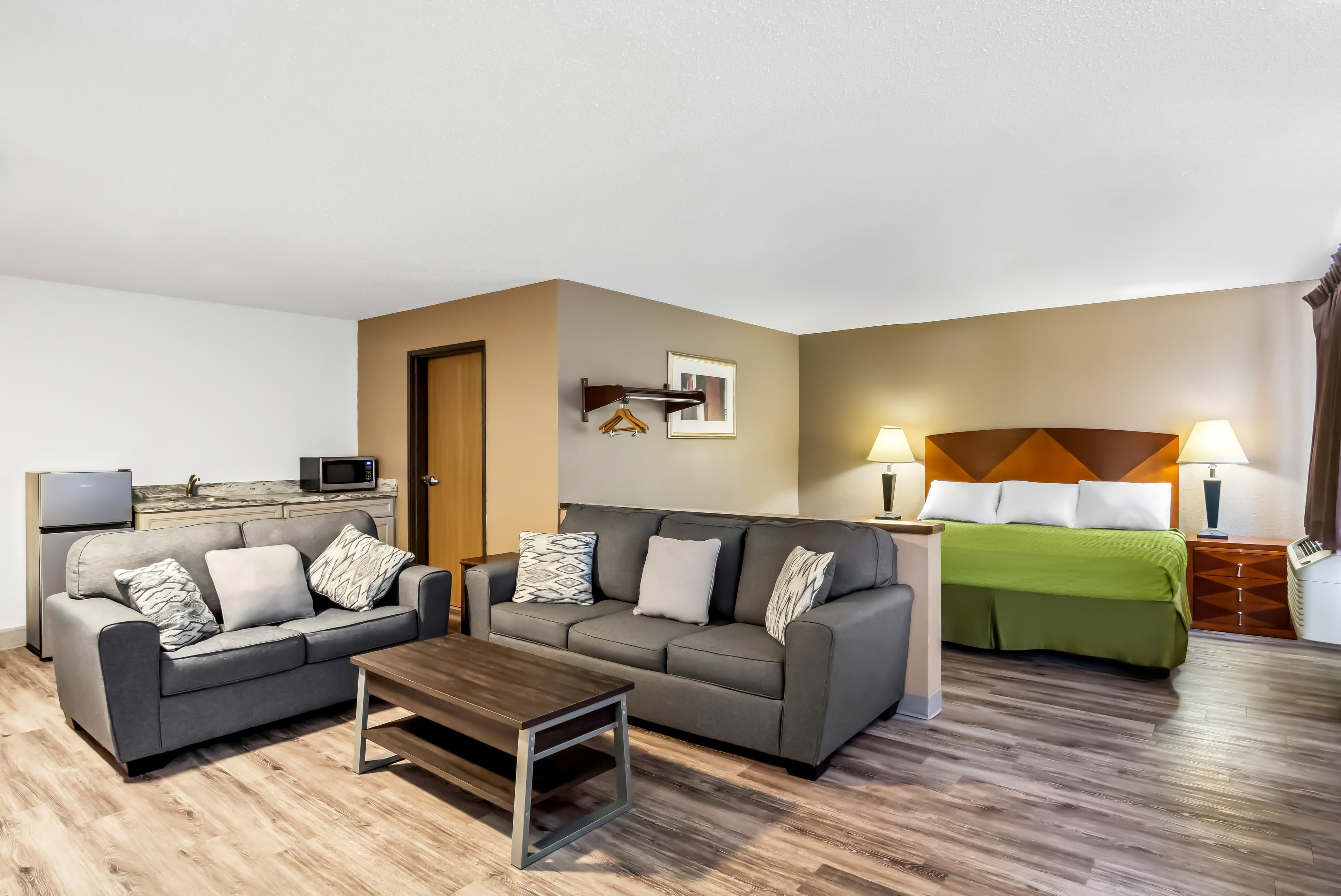 Econo Lodge Inn & Suites Auburn — 26