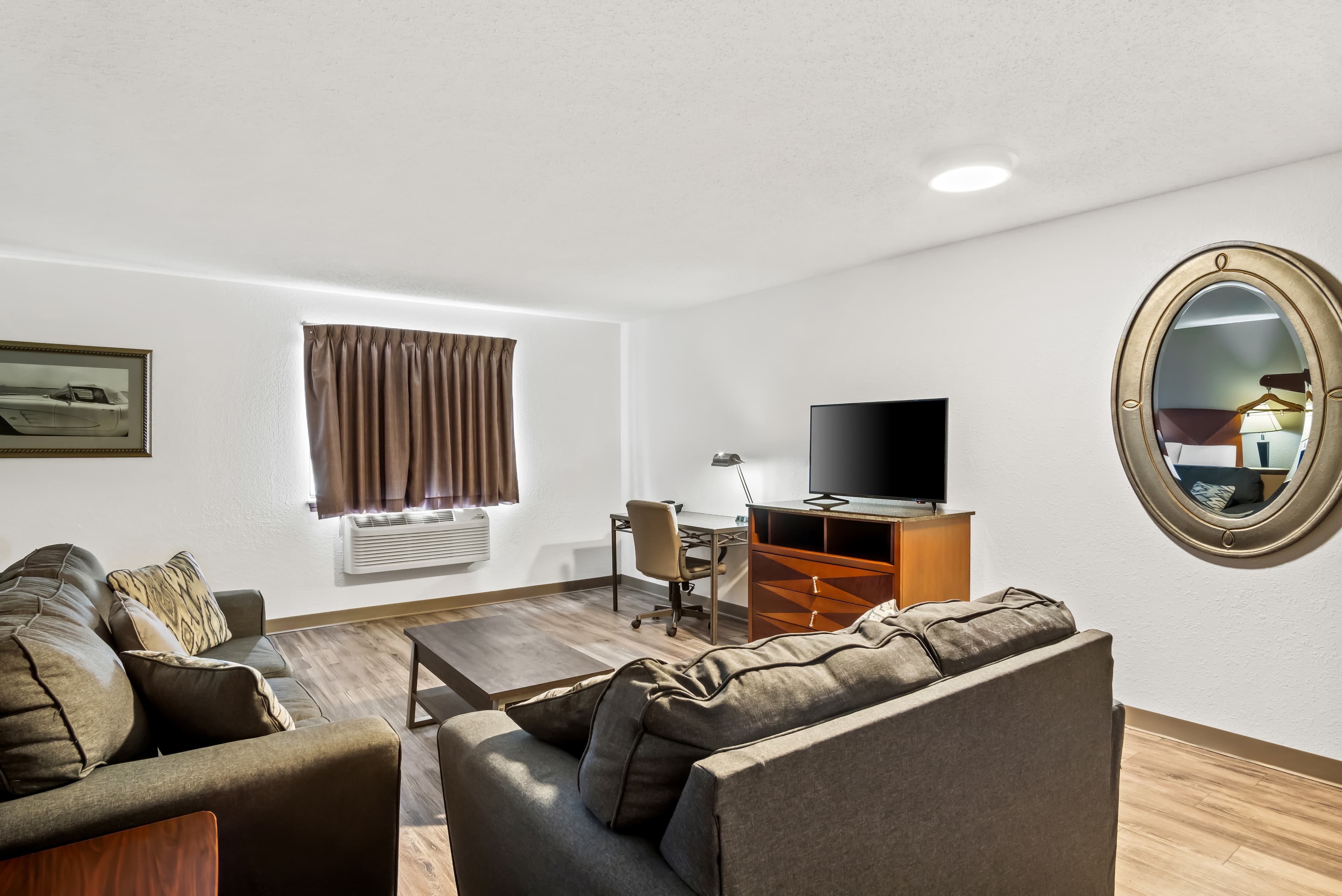 Econo Lodge Inn & Suites Auburn — 27