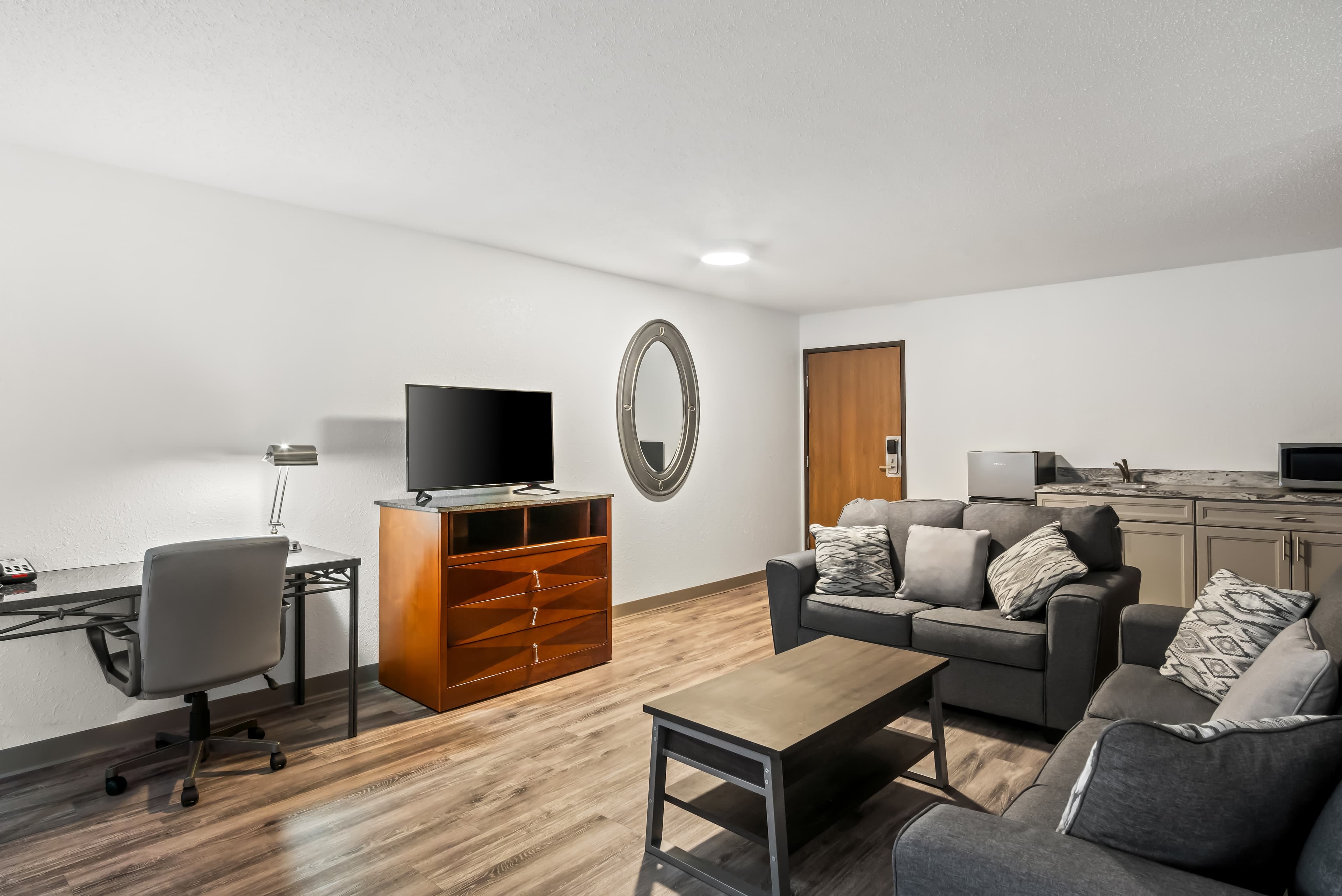 Econo Lodge Inn & Suites Auburn — 28