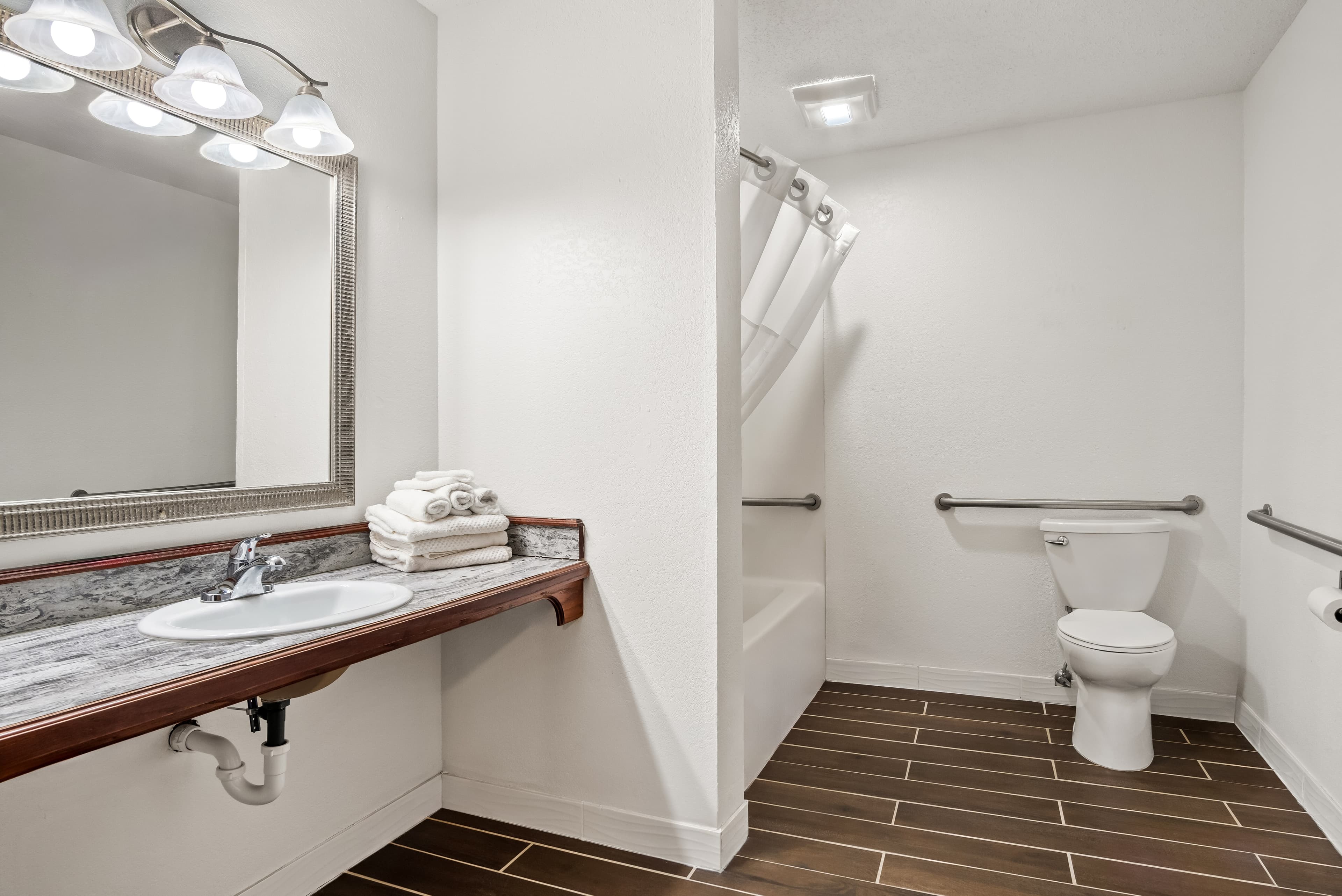 Econo Lodge Inn & Suites Auburn — 29