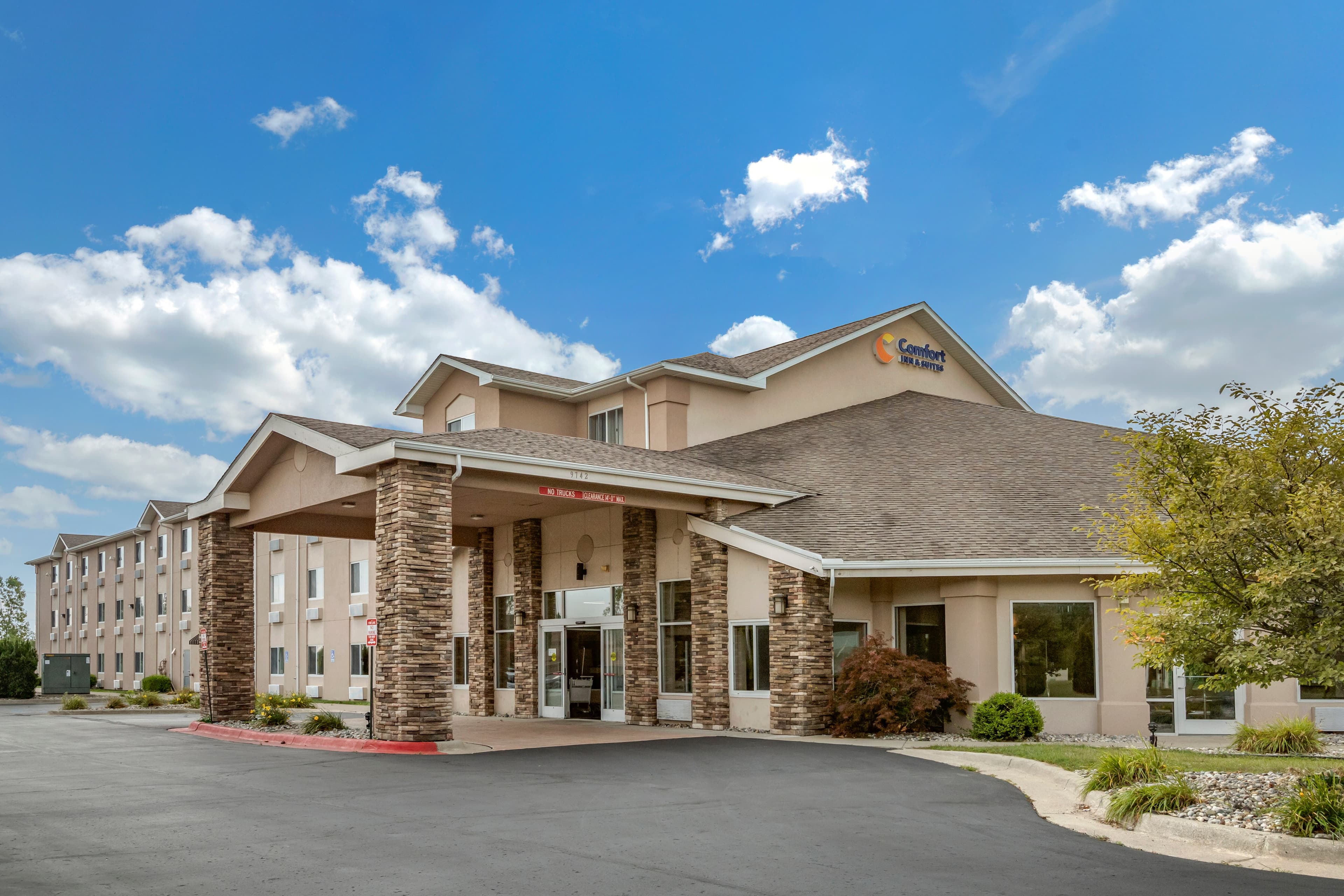 Comfort Inn & Suites Dimondale - Lansing - Image 1