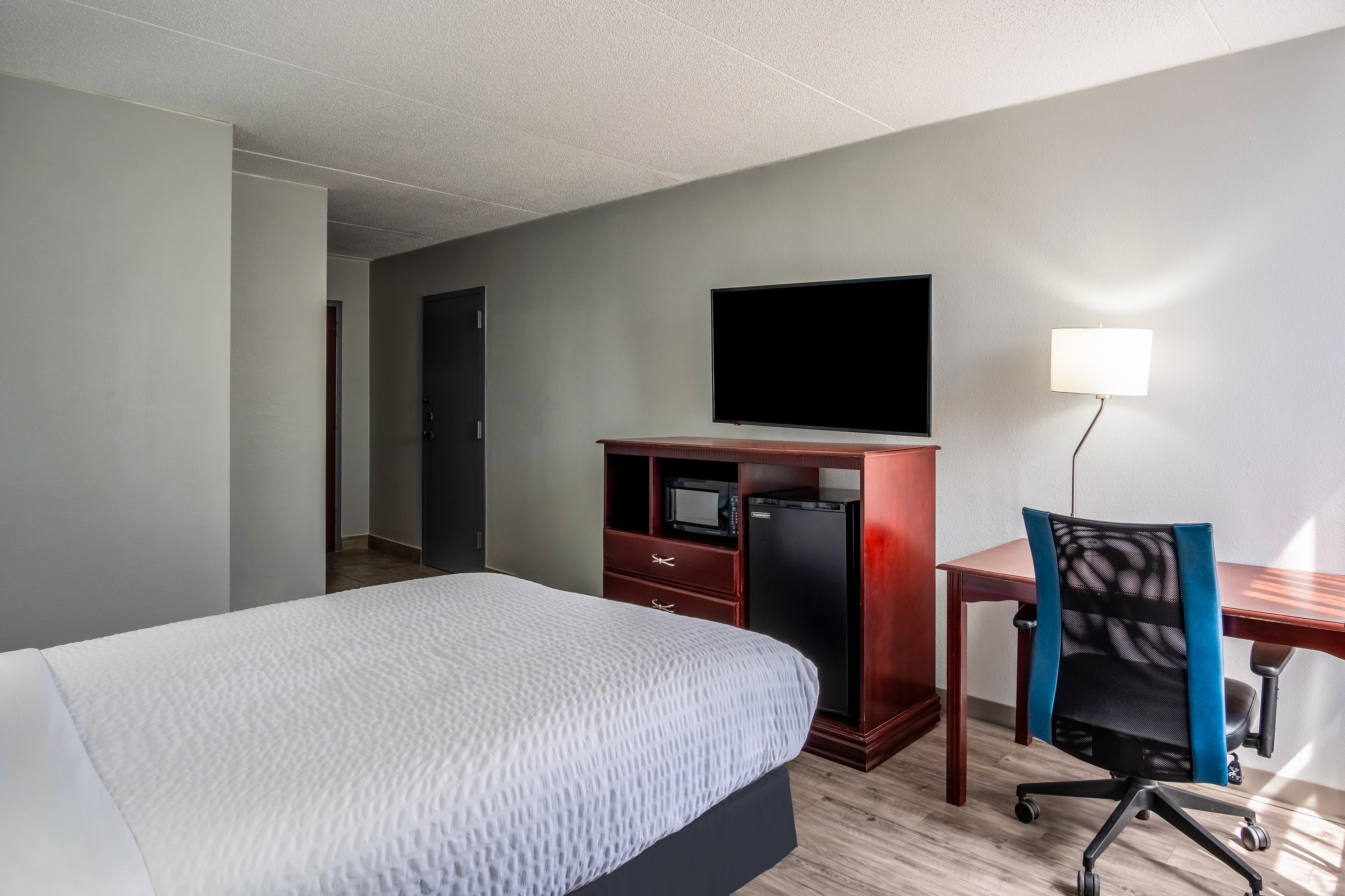 Clarion Inn & Suites Grand Rapids Airport — 4