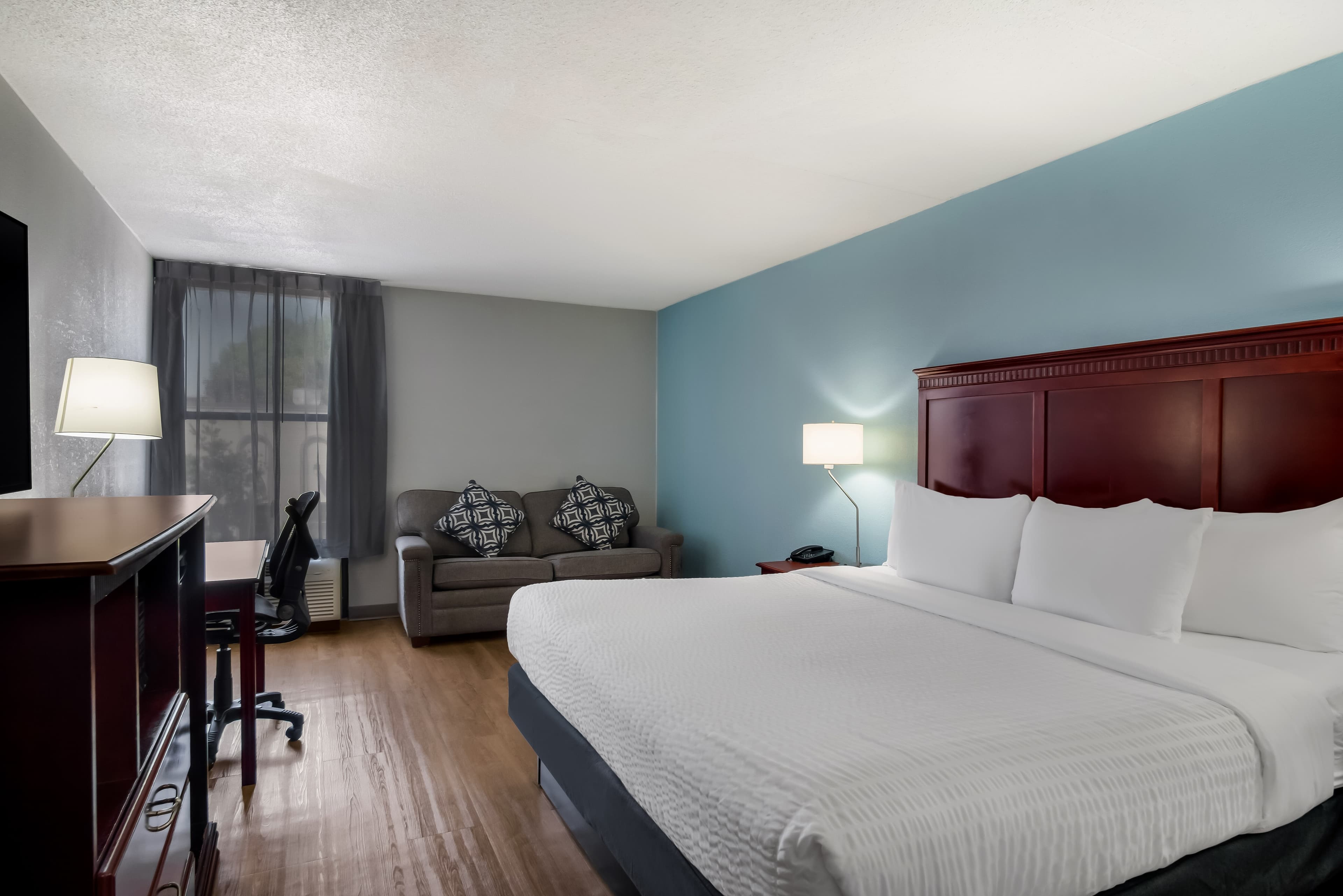 Clarion Inn & Suites Grand Rapids Airport — 10