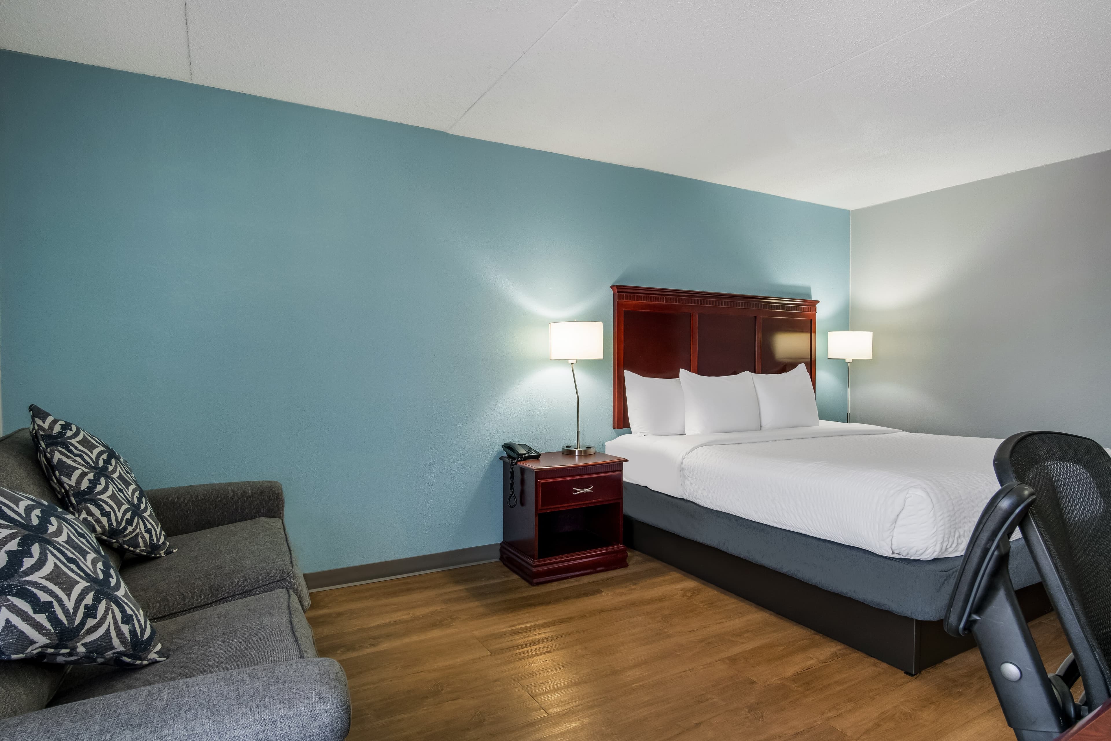 Clarion Inn & Suites Grand Rapids Airport — 11