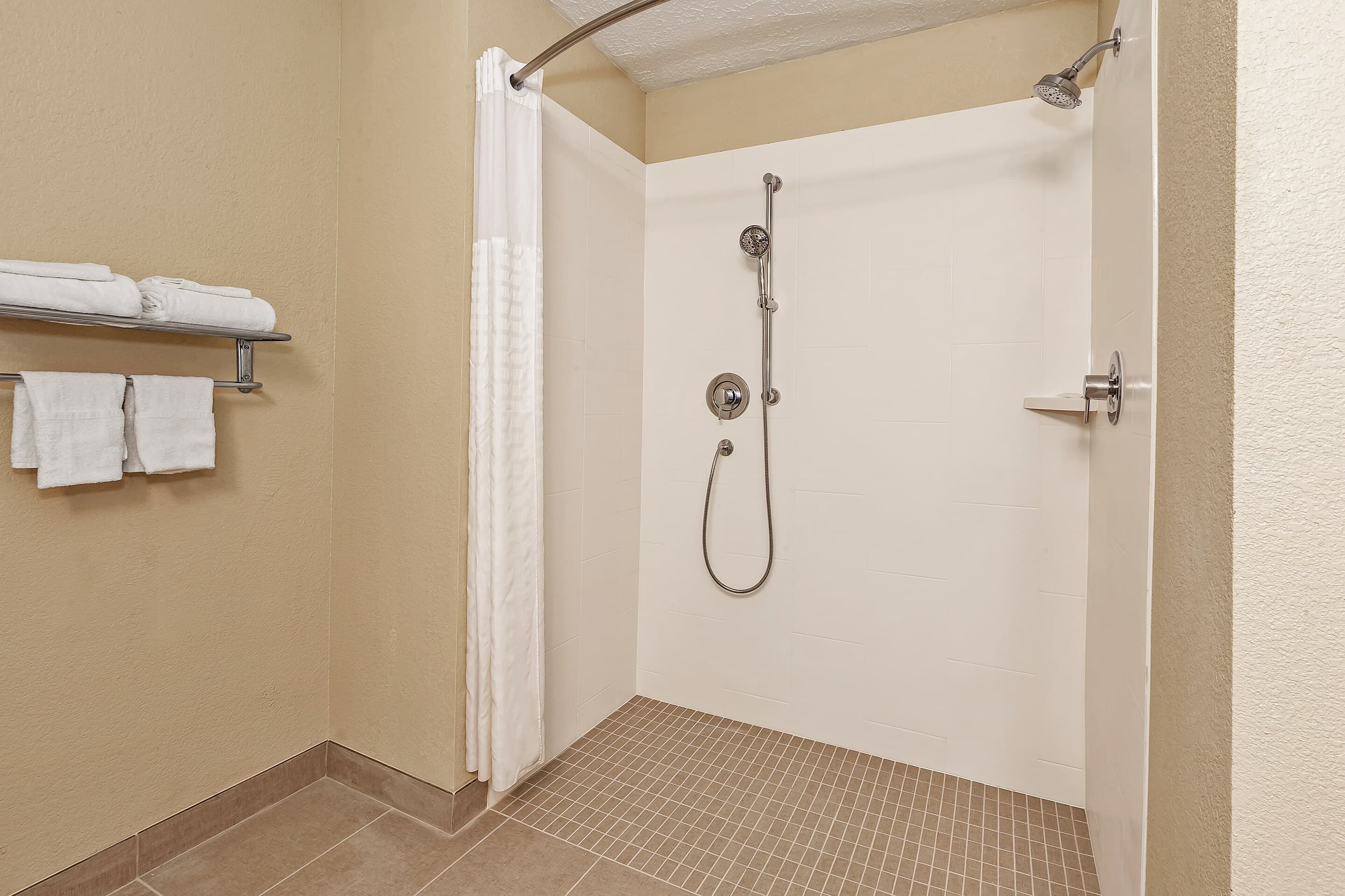 Comfort Inn Whitehall near Michigan's Adventure - Image 3