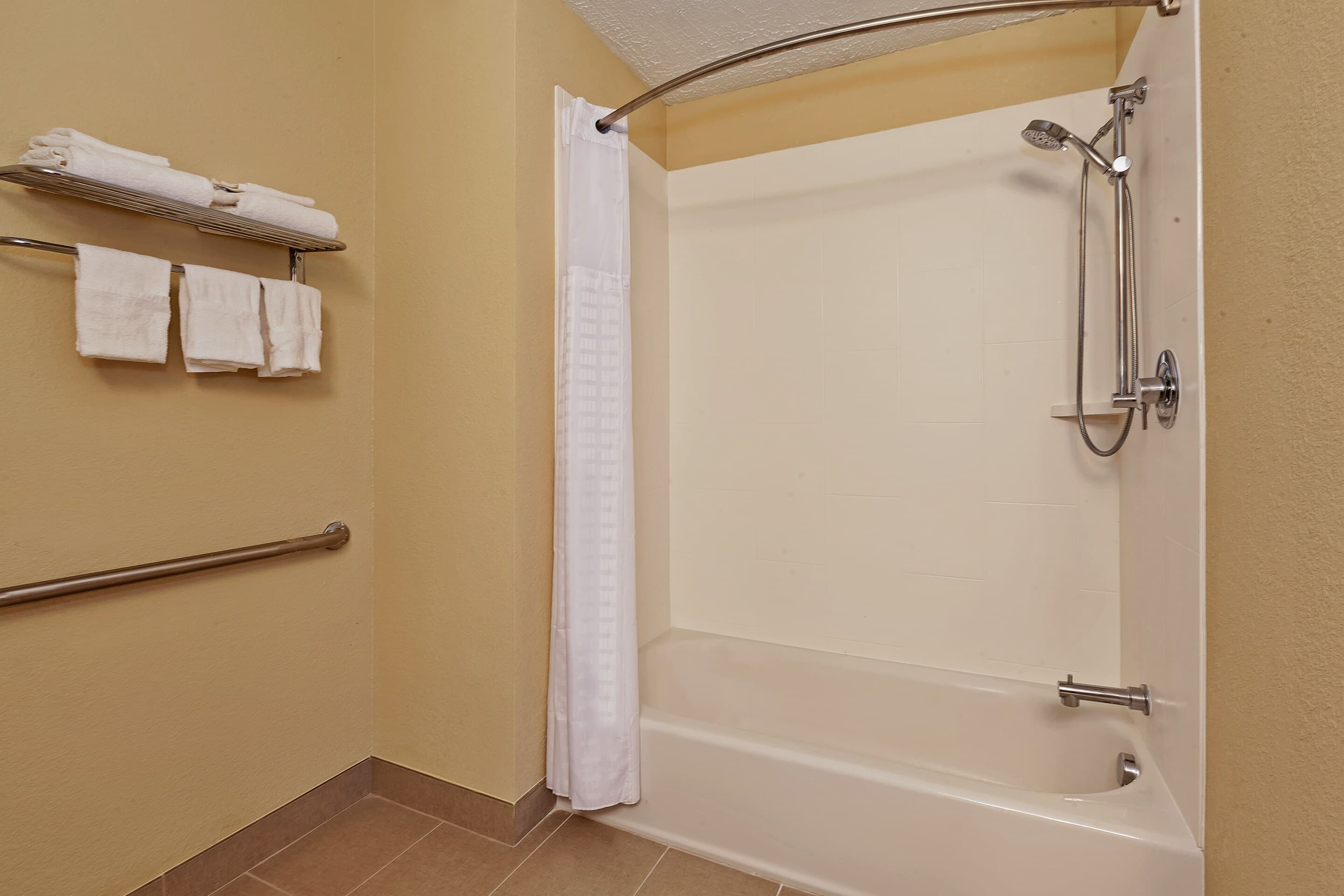 Comfort Inn Whitehall near Michigan's Adventure — 6