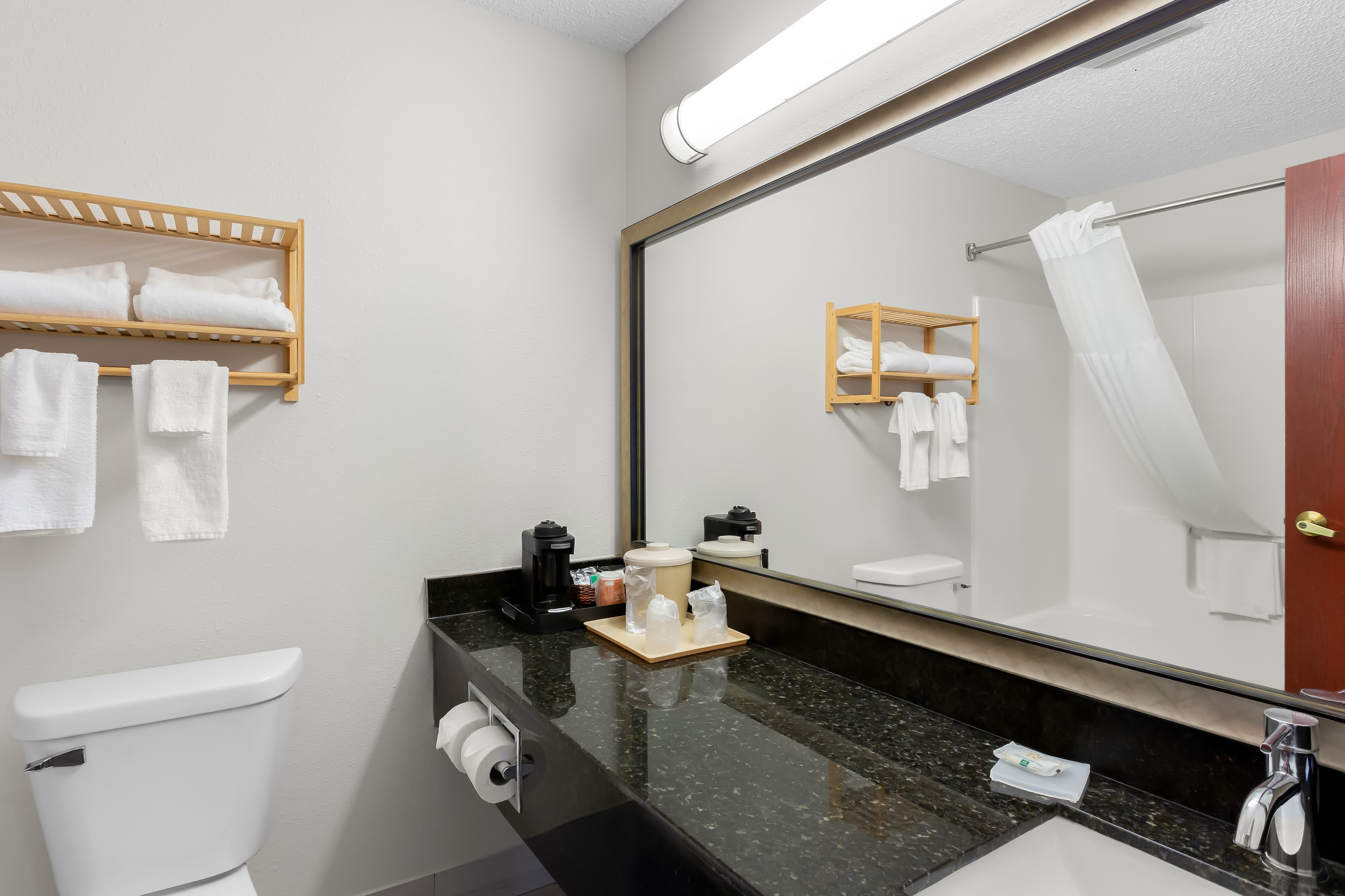 Quality Inn & Suites Niles — 14