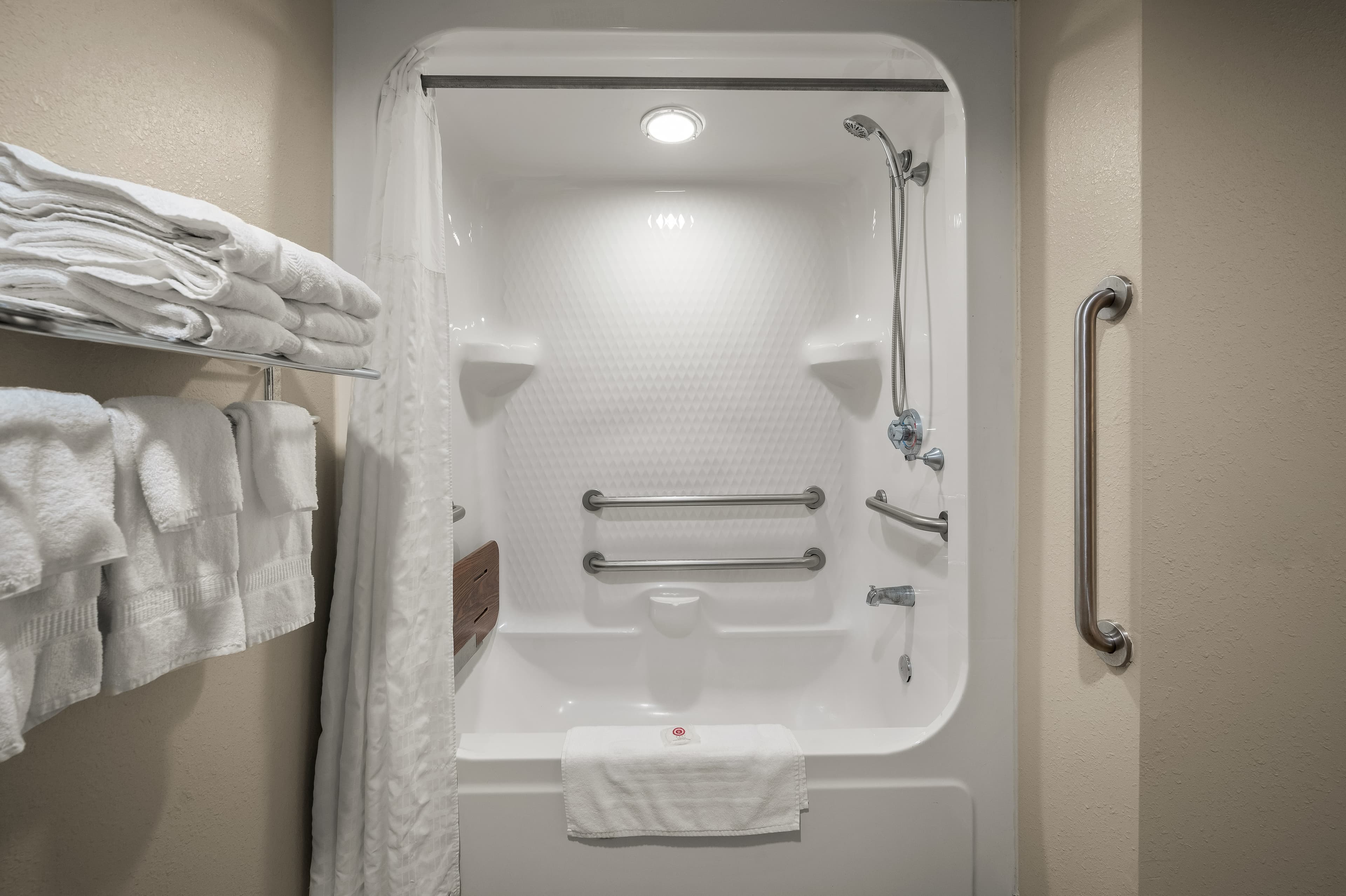 Comfort Inn & Suites Fenton — 8